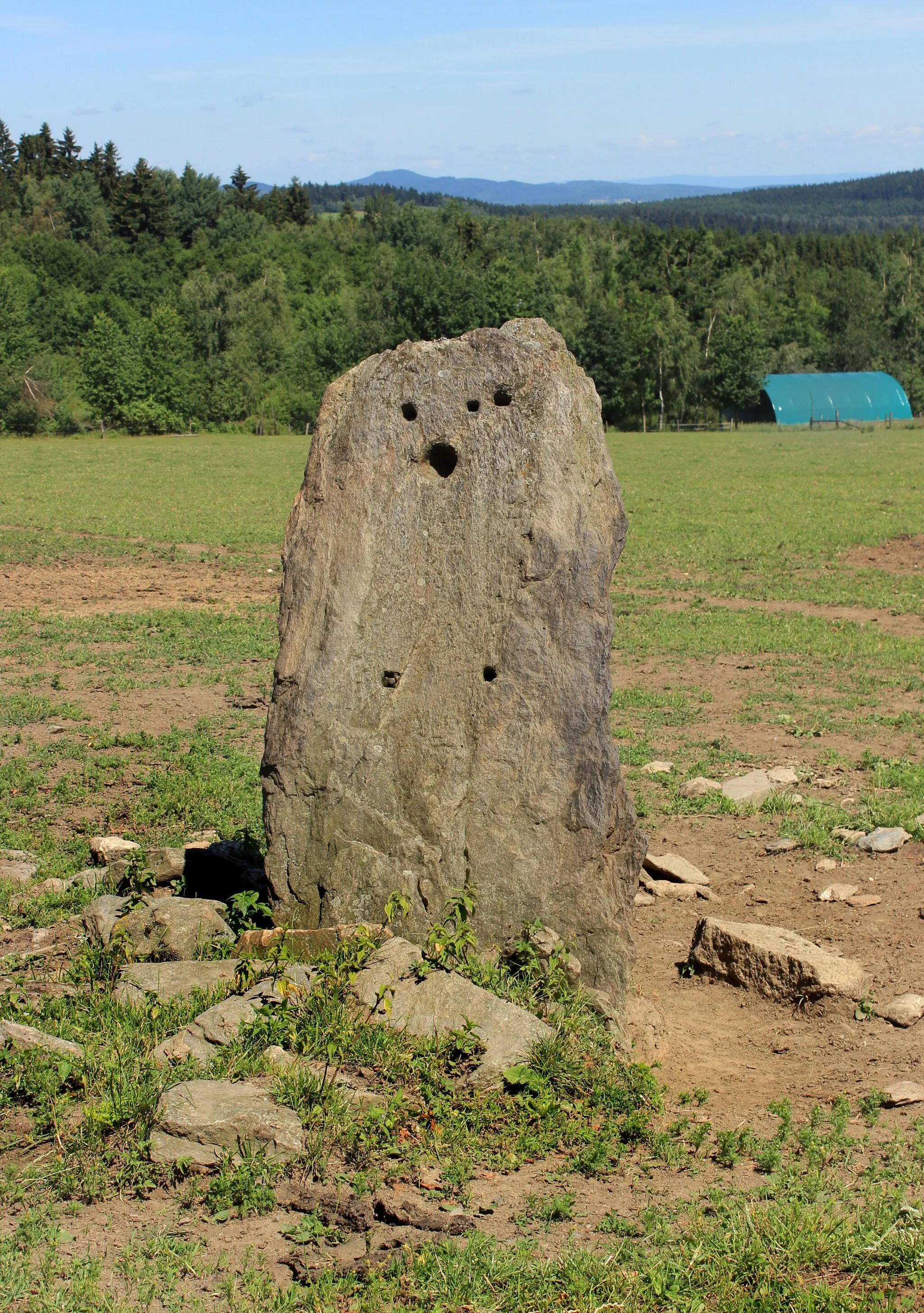 Photo showing: Menhir by Šidlákov, part of Hora Svatého Václava, Czech Republic.