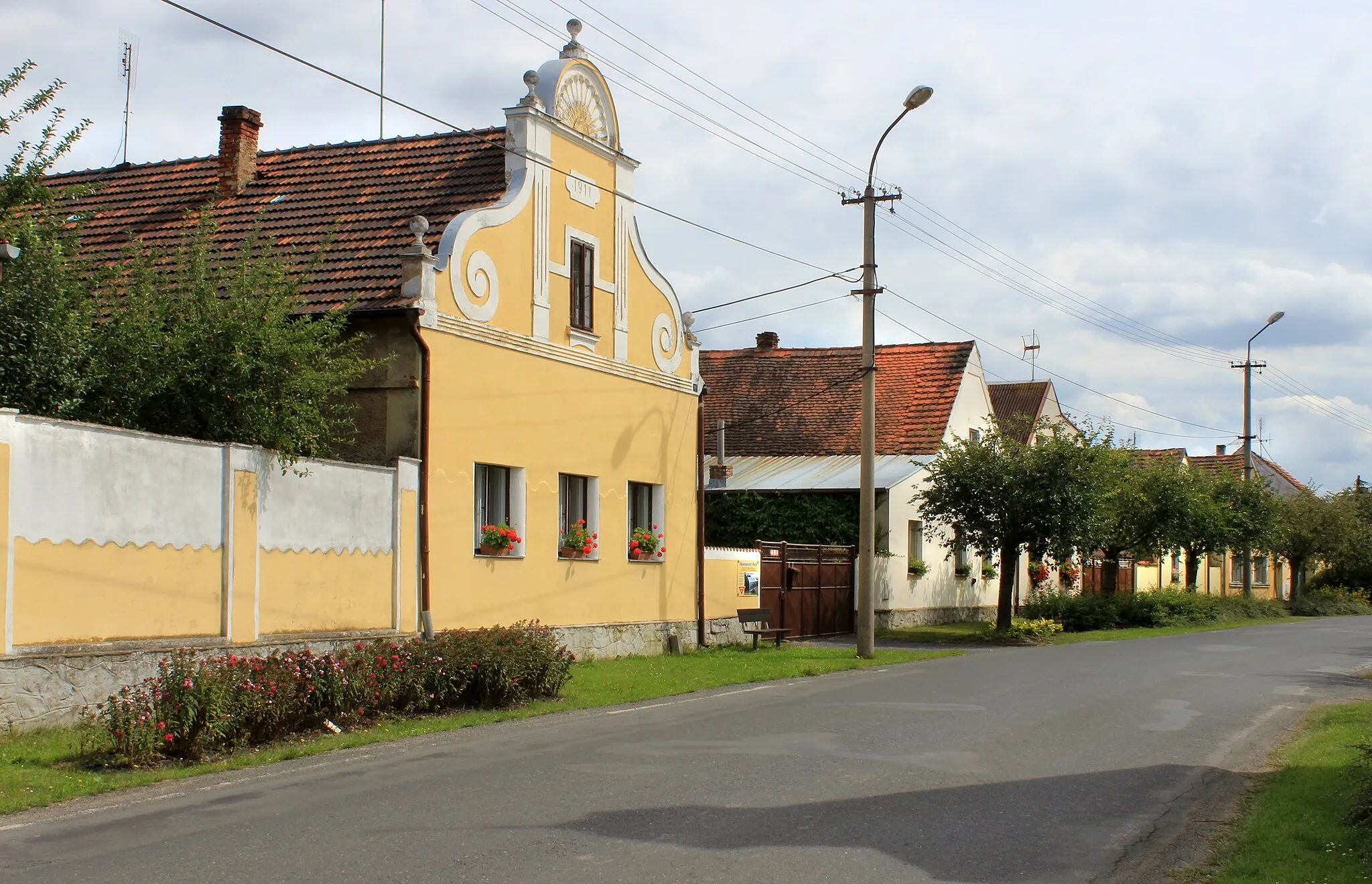 Photo showing: Road No. 185 in Hlohovčice, Czech Republic.