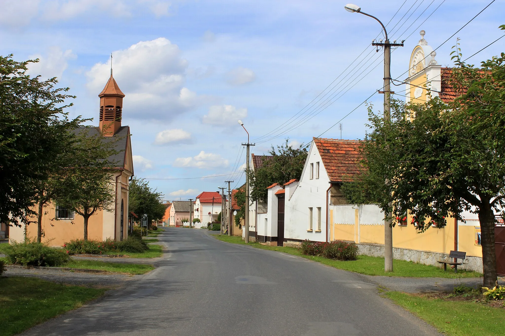 Photo showing: Road No. 185 in Hlohovčice, Czech Republic.