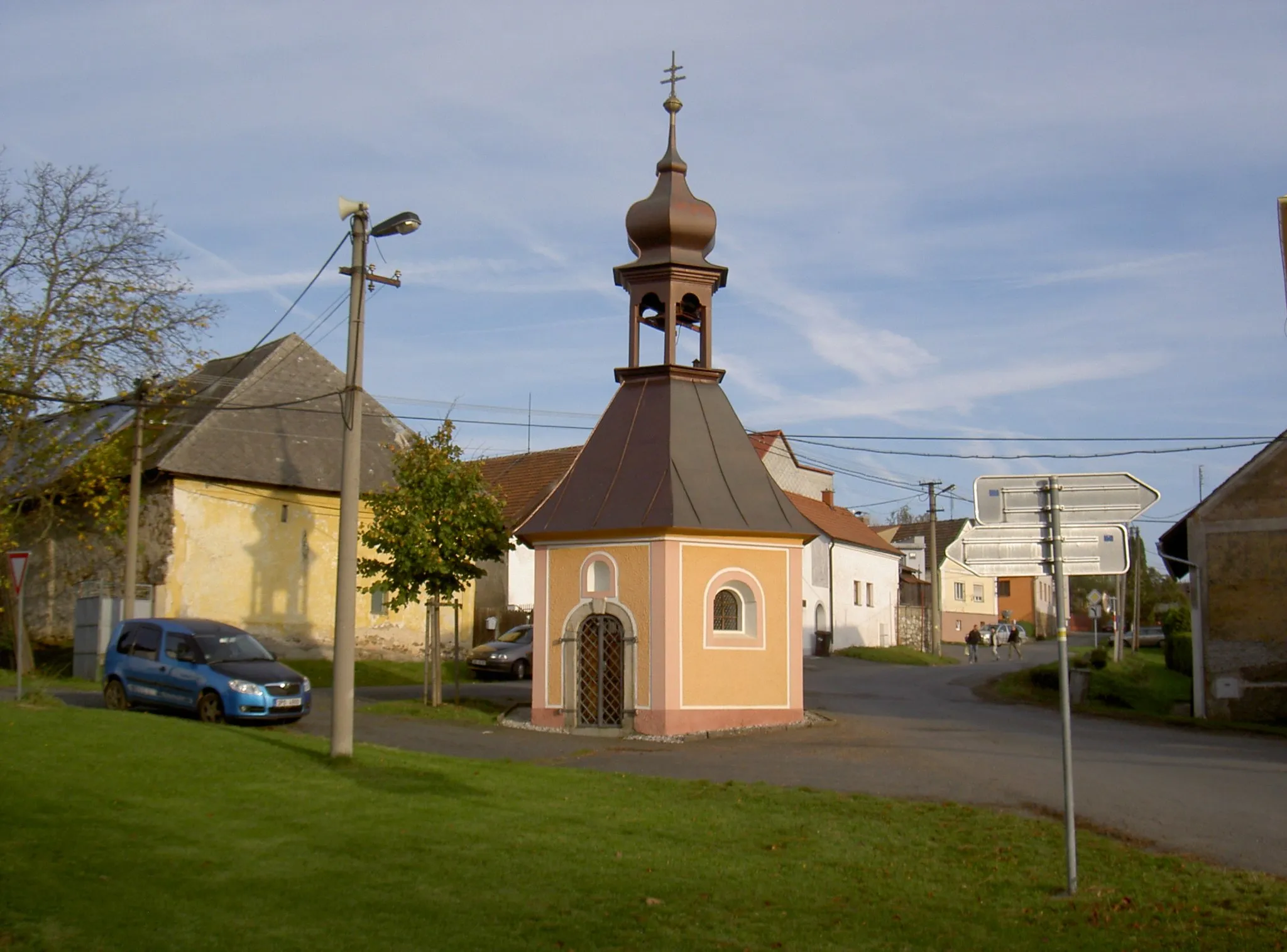 Photo showing: Kapelle auf dem Dorfplatz in Draženov