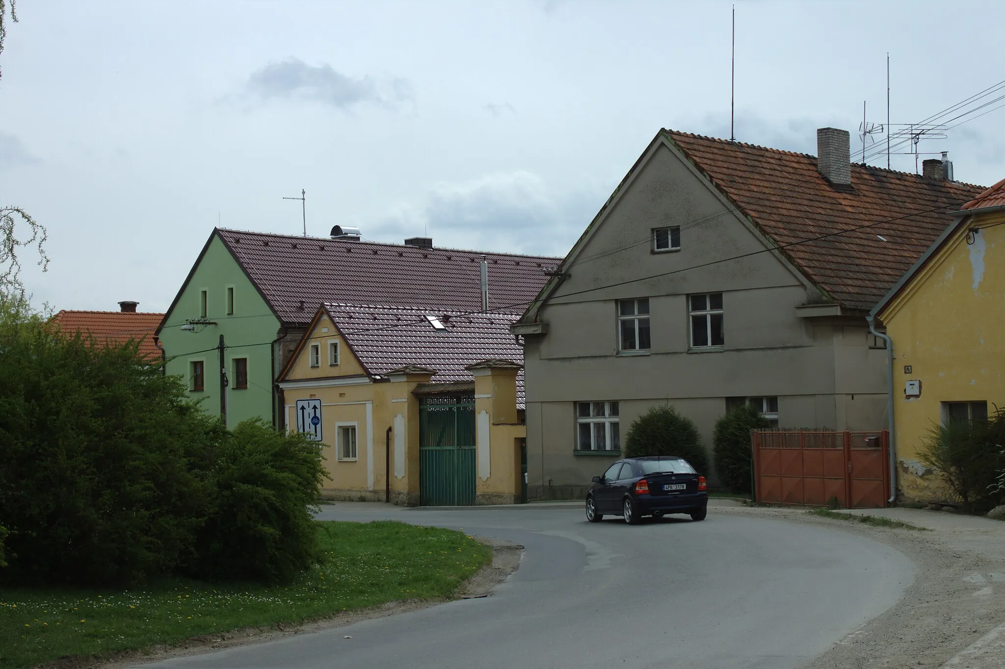 Photo showing: Buildings on the main common in the village of Chrastavice, Plzeň Region, CZ