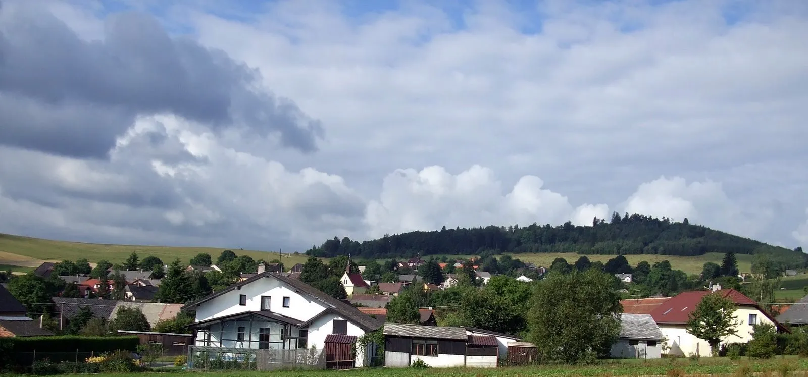 Photo showing: Pohled na Chodskou Lhotu od severovýchodu.