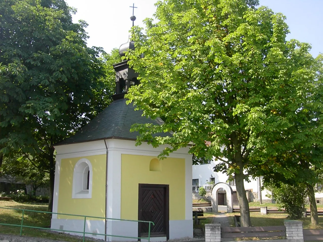 Photo showing: Baroque chapel in Chodov, Czech Republic.