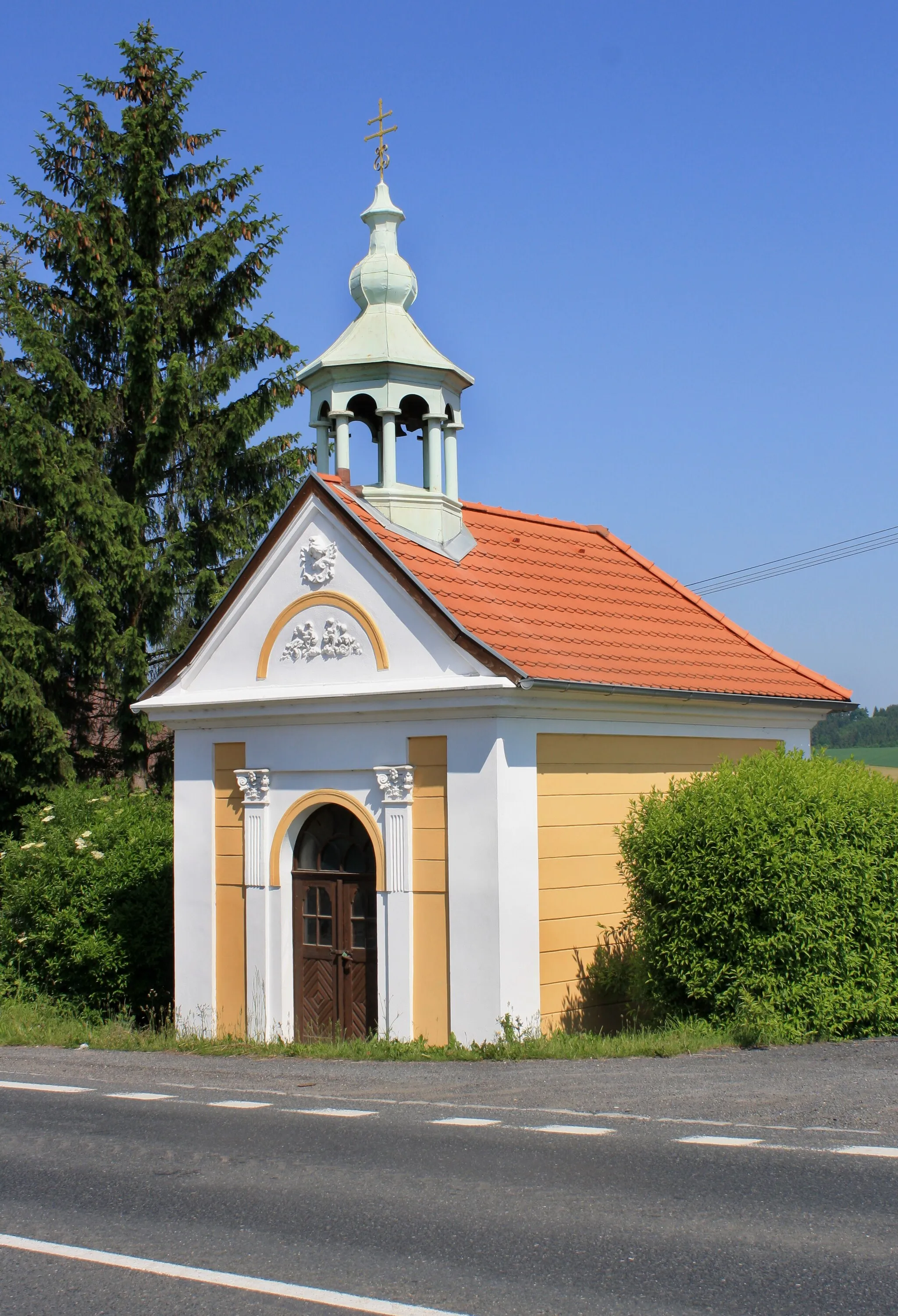 Photo showing: Small chapel in Mochtín, Czech Republic