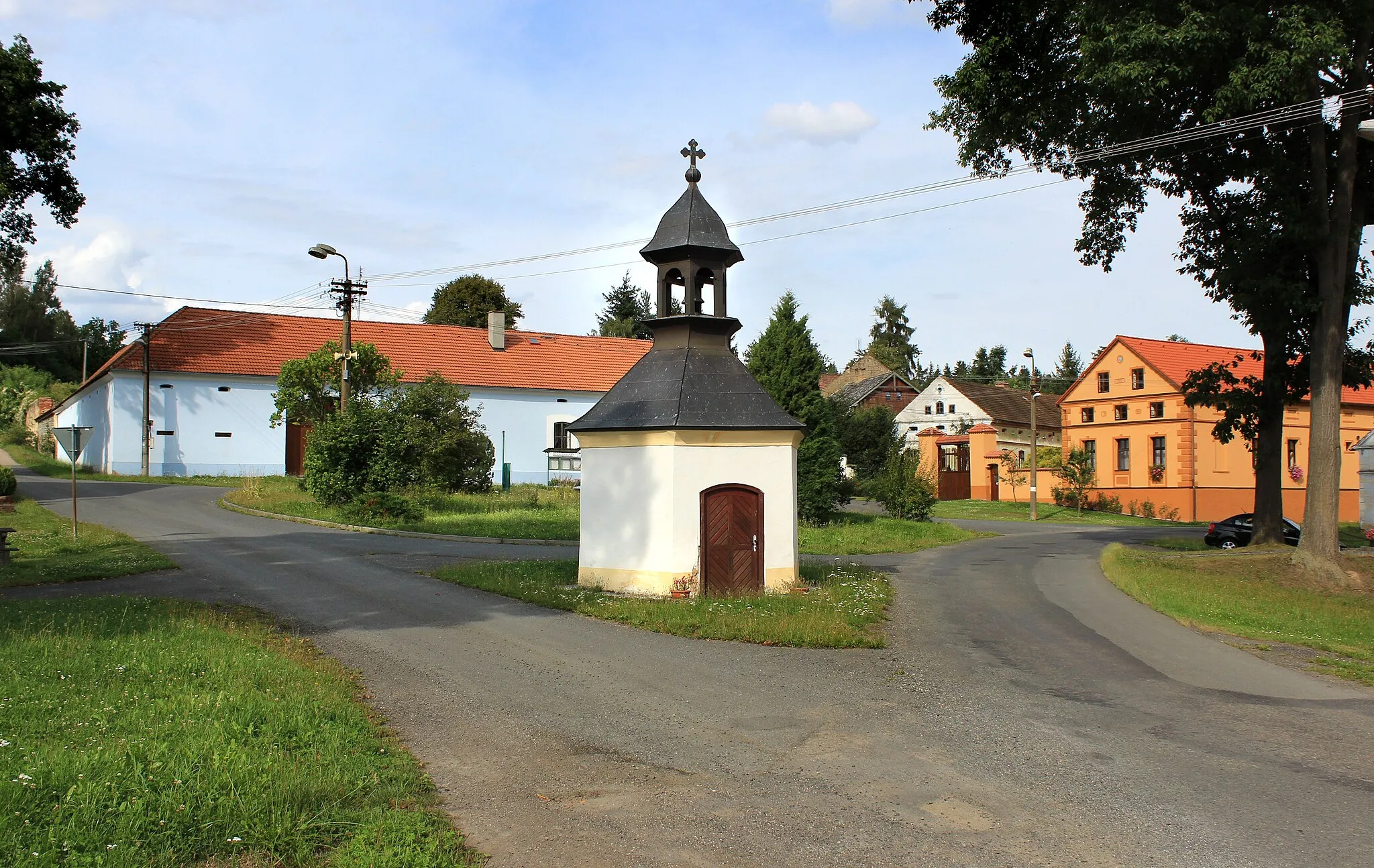 Photo showing: Common in Hradišťany, part of Honezovice village, Czech Republic.