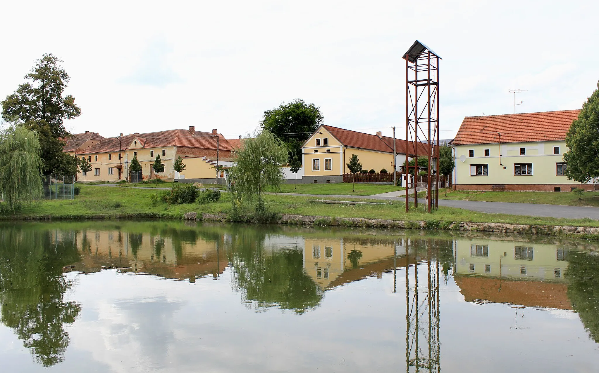 Photo showing: Common pond in Honezovice, Czech Republic.