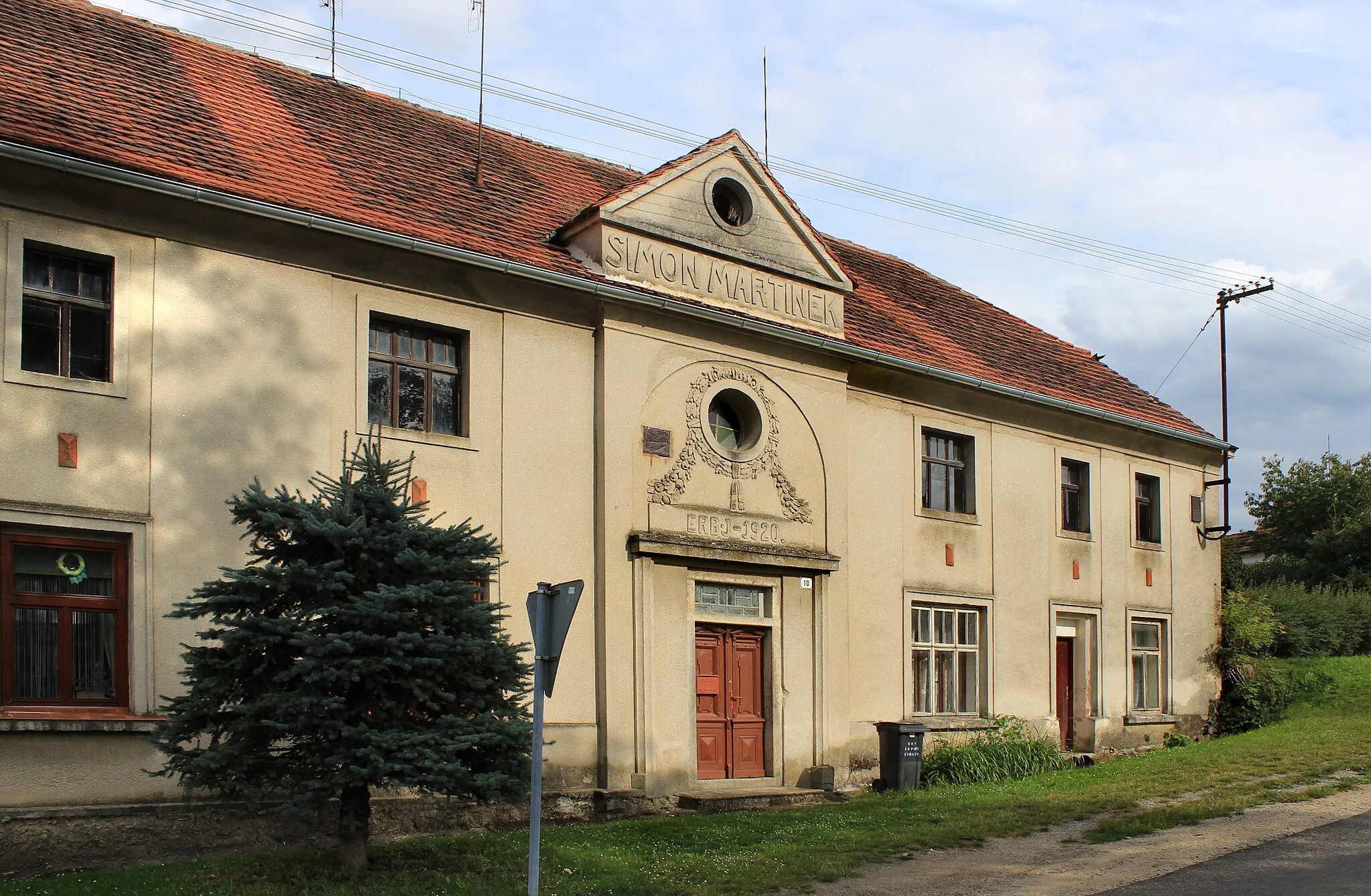 Photo showing: House No. 10 in Honezovice, Czech Republic.