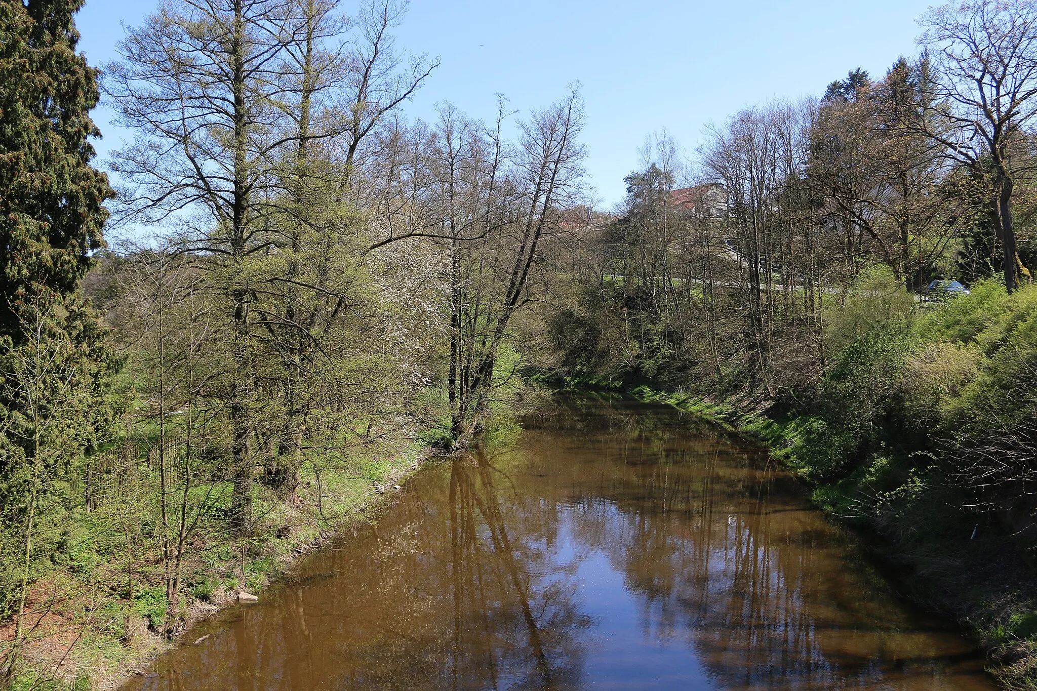 Photo showing: Mže river in Svojšín, Czech Republic.