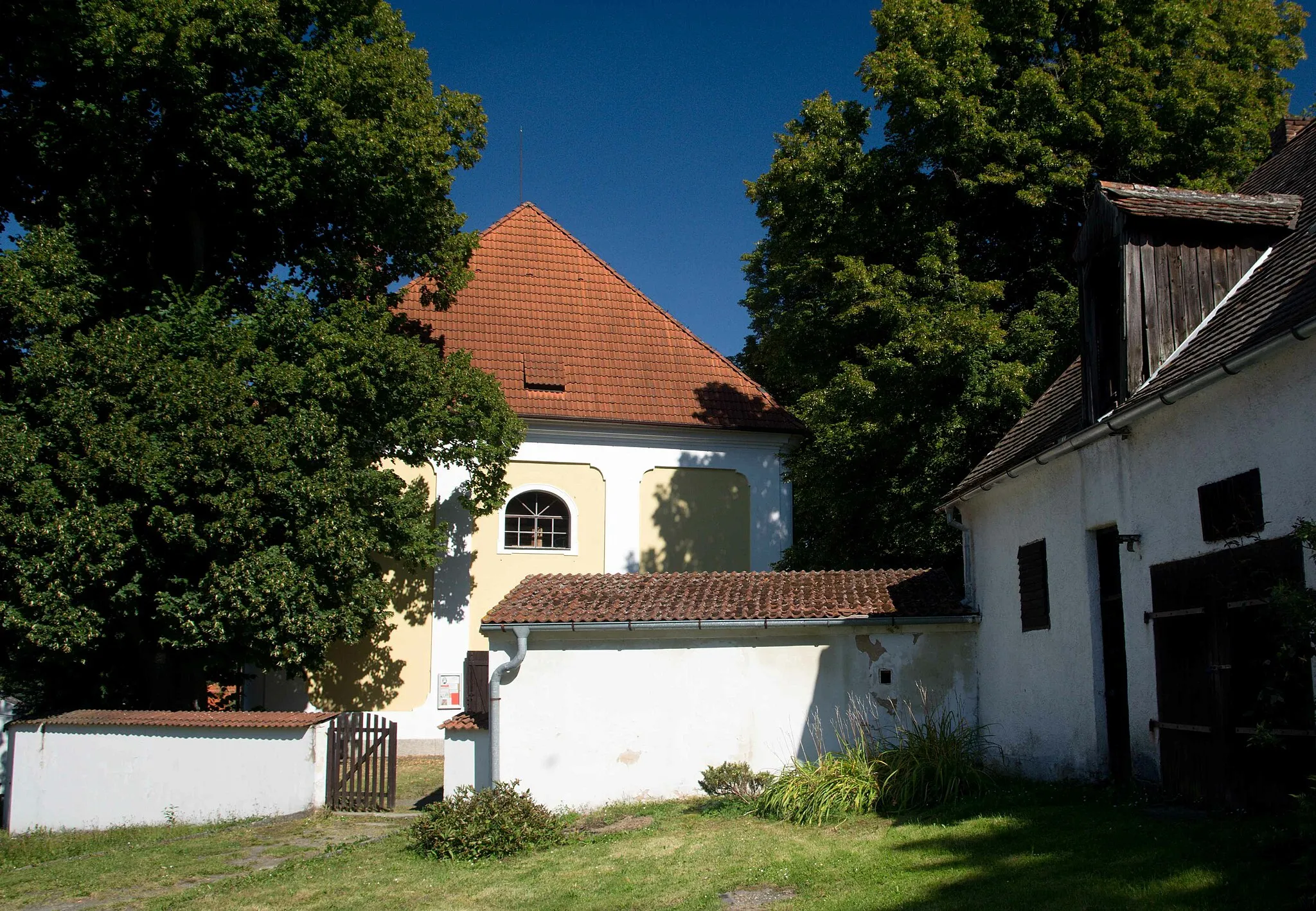 Photo showing: Staré Sedliště

This file was created as a part of the photographic program of Wikimedia Czech Republic. Project: Foto českých obcí The program supports Wikimedia Commons photographers in the Czech Republic.

Pohled na kostel ve směru od hřbitova