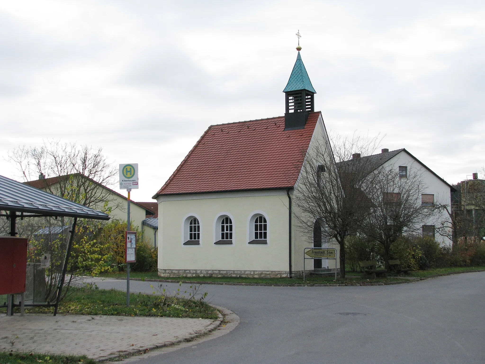 Photo showing: Kittenhausen, Ortsteil der Stadt Freystadt im Landkreis Neumarkt in der Oberpfalz, Bayern, Ortskapelle