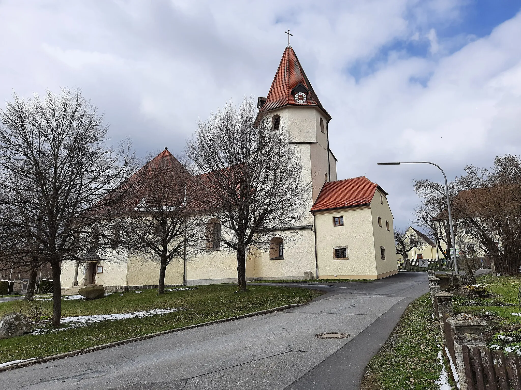 Photo showing: The Church "Katholische Pfarrkirche St. Johannes Baptist" with the Bell Tower in focus. The Church is located in Großkonreuth.