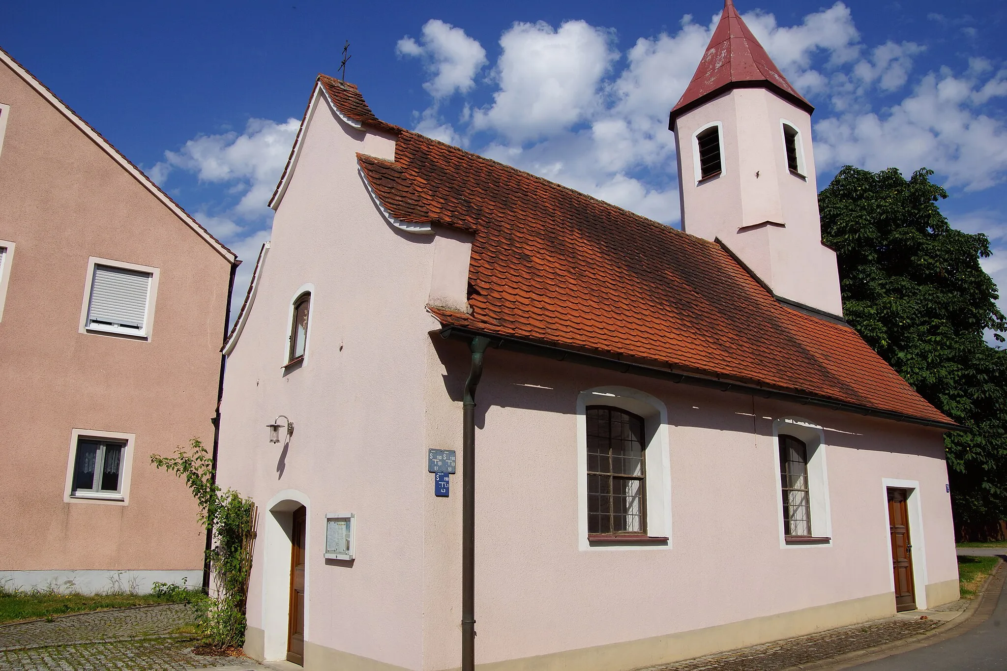 Photo showing: Die katholische Maria-Hilf-Kapelle in Winterzhofen bei Berching: