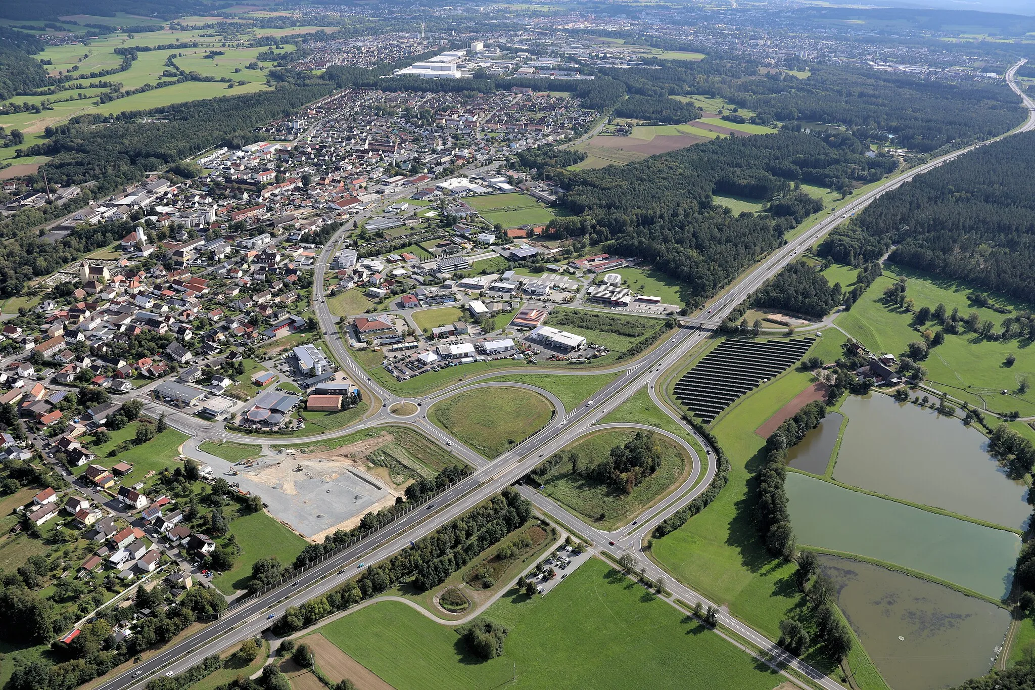 Photo showing: Altenstadt an der Waldnaab, am oberen Bildrand ein Gewerbegebiet der Stadt Weiden in der Oberpfalz; Altenstadt an der Waldnaab, Oberpfalz, Bayern