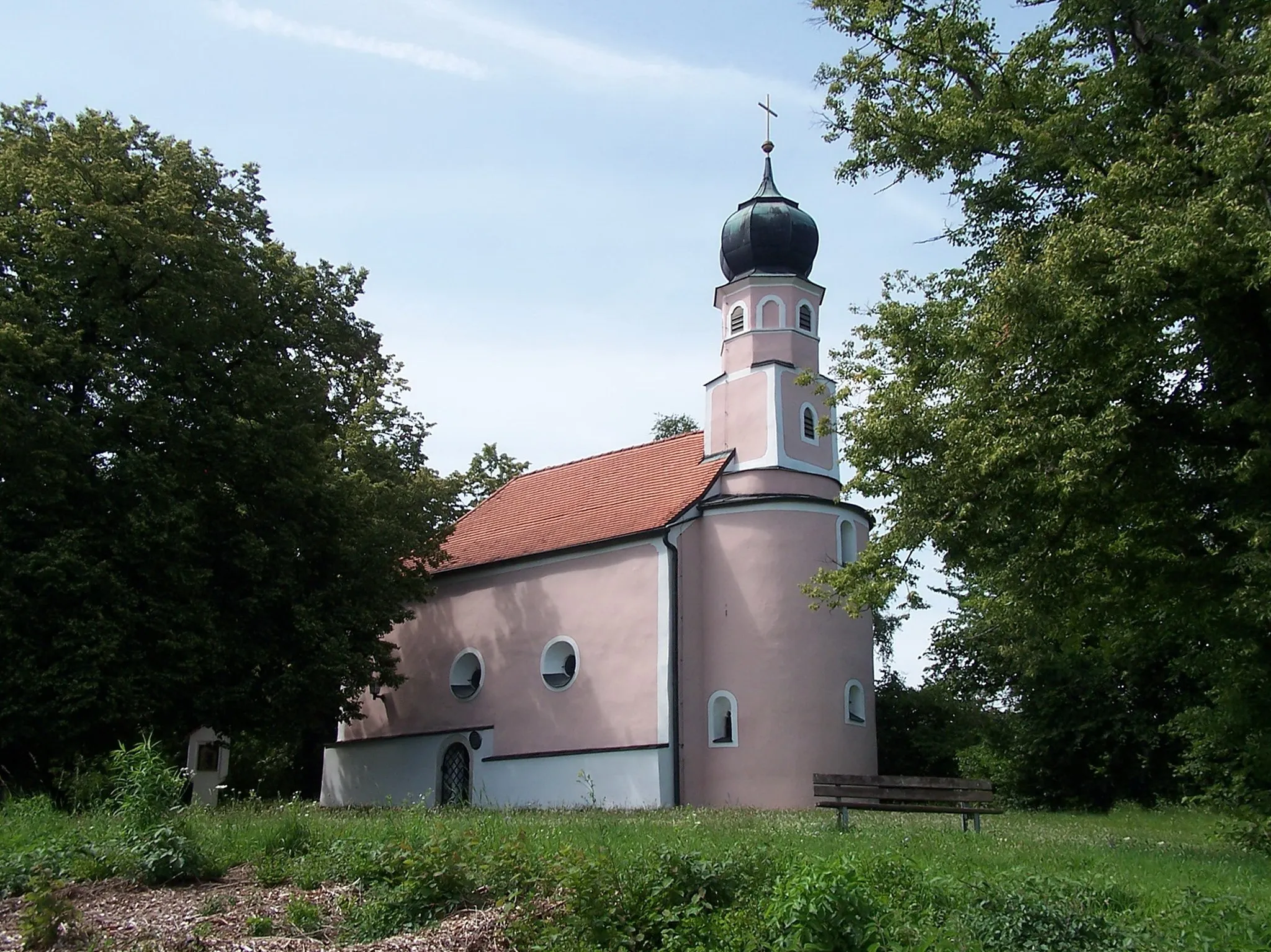 Photo showing: Wörth an der Donau. Tiefenthal. Kath. Nebenkirche und ehem. Burgkapelle St. Ulrich und Wolfgang. Saalbau mit eingezogener Apsis und Chortürmchen mit Zwiebelhaube und Putzgliederungen, um 1200, Türmchen 17. Jh.