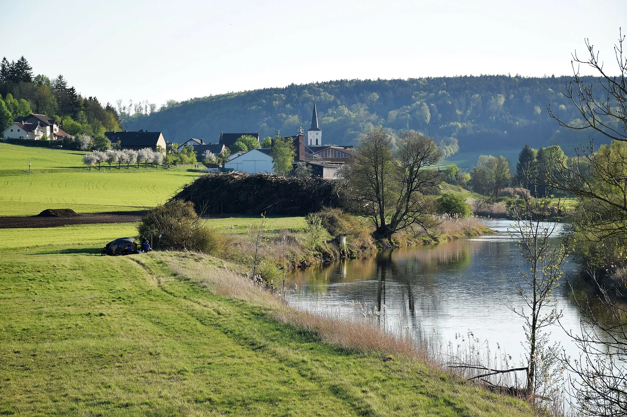 Photo showing: Altmühltal; Fluss Altmühl; Dorf Kirchanhausen (Kinding); Angler; Abendstimmung; Kamerastandort auf der Altmühlbrücke der Ortsumgehung Beilngries