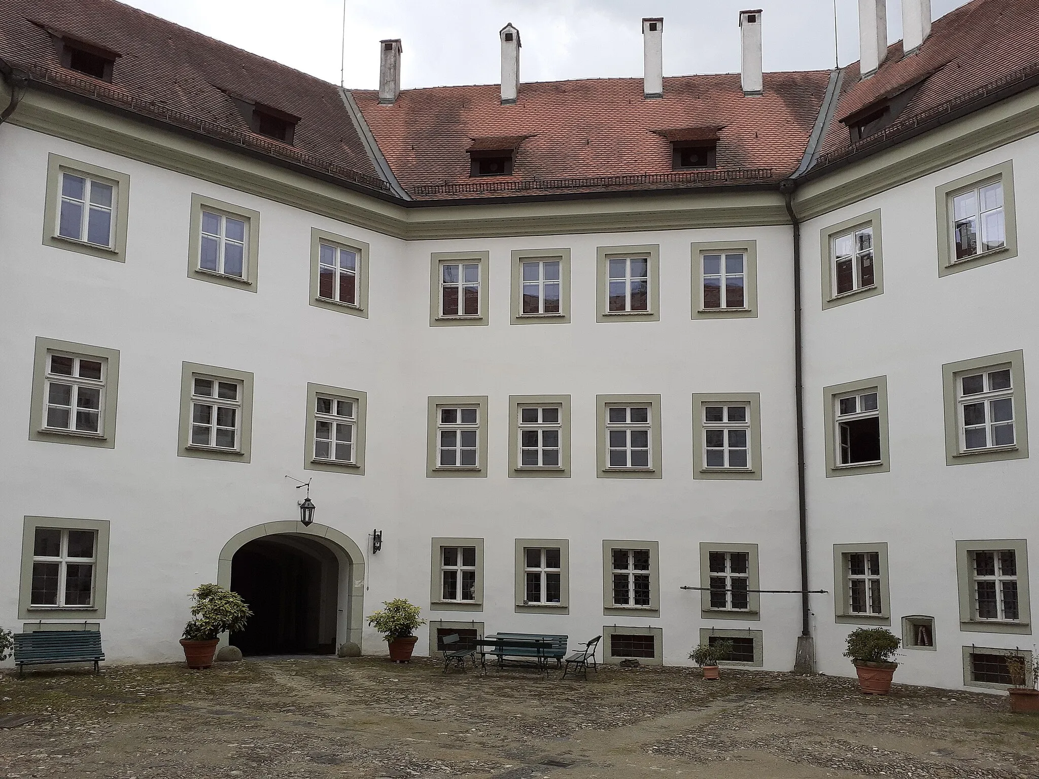 Photo showing: Das Schloss Sünching ist eine dreigeschossige, fast regelmäßige oktogonale Wasserburg mit mittelalterlichem Kern um einen unregelmäßigen oktogonalen Innenhof. Die Fassade gegliedert von Eckpilastern, geohrten Rahmungen und Portalen. 
Bei dem Schloss handelt es sich um eines der herausragenden Landschlösser Süddeutschlands. Es ist ein Gesamtkunstwerk des höfischen Rokoko in Bayern, zu dem Cuvilliés berühmte Meister heranzog.