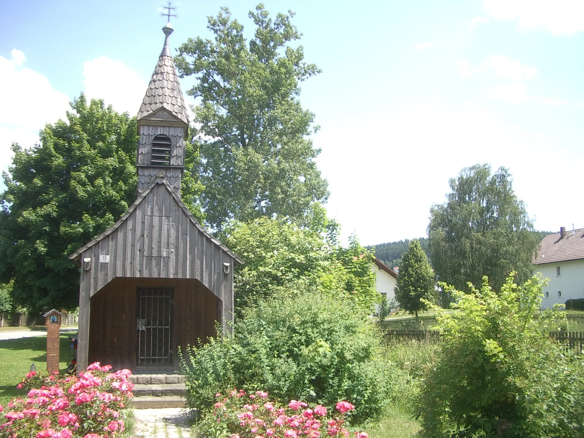 Photo showing: mit Totenbrettern im offenen Vorraum