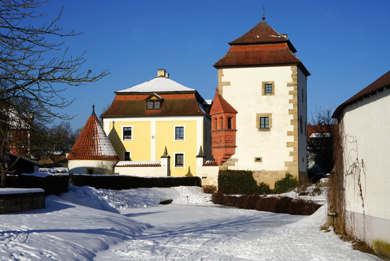 Photo showing: Das Hammerschloss in Dießfurt ist zu allen Jahreszeiten ein Hingucker.