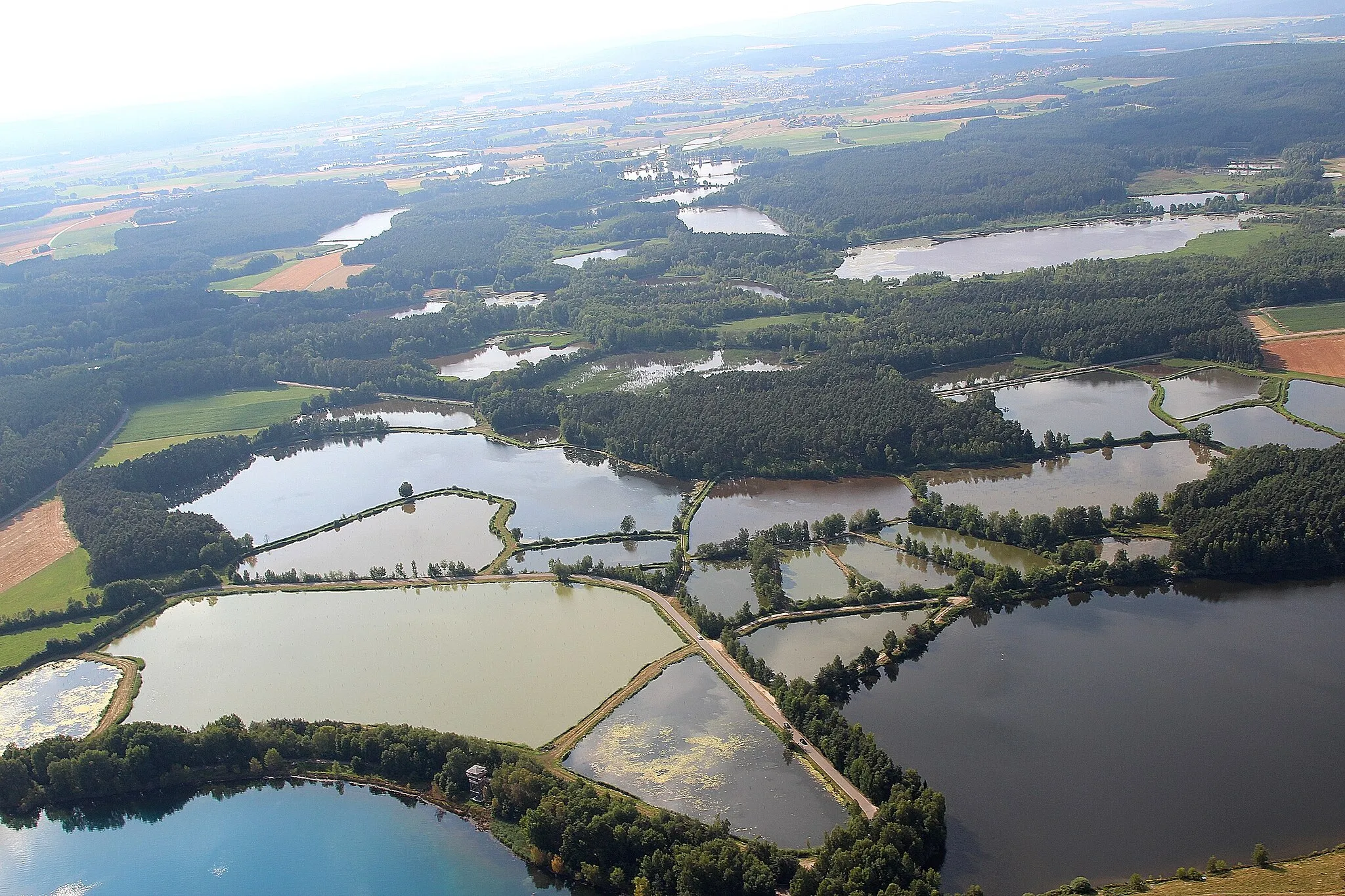 Photo showing: Aussichtsturm am Murner See (Bildrand unten links), im Hintergrund die Charlottenhofer Weiherlandschaft: Oberpfälzer Seenland, Landkreis Schwandorf, Oberpfalz, Bayern