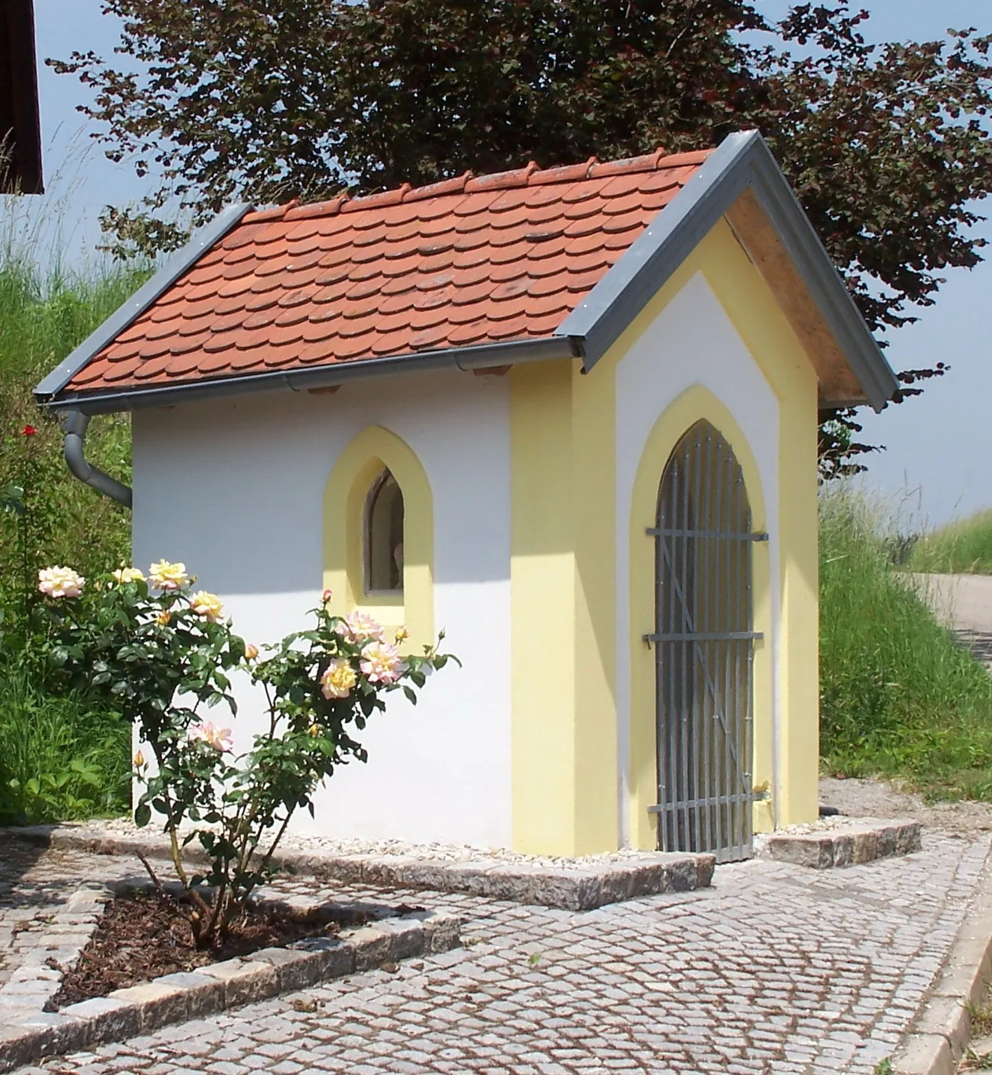 Photo showing: Von Asbach kommend, steht die Hirsch-Kapelle rechts am Ortseingang von Ginhart. Die Kapelle wurde 1955 nach einem Gelöbnis errichtet und im Frühjahr 2002 renoviert.