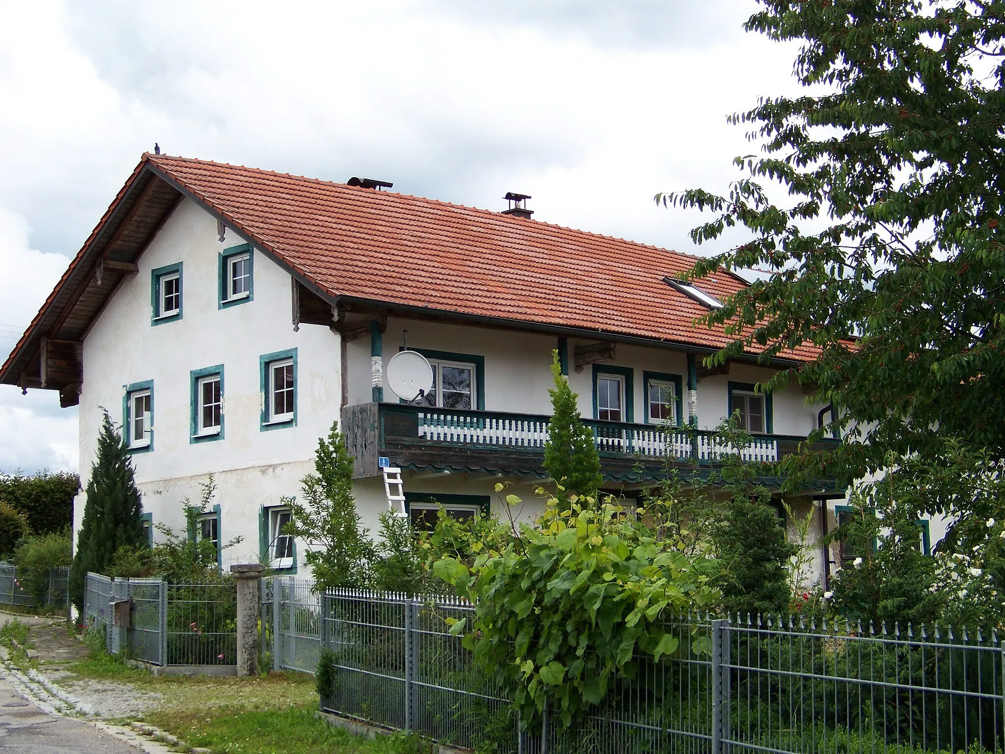 Photo showing: Ginhart Nr. 6. Bauernhaus, Flachsatteldachbau mit Blockbau-Obergeschoss und Traufschrot, 2. Hälfte 18. Jahrhundert