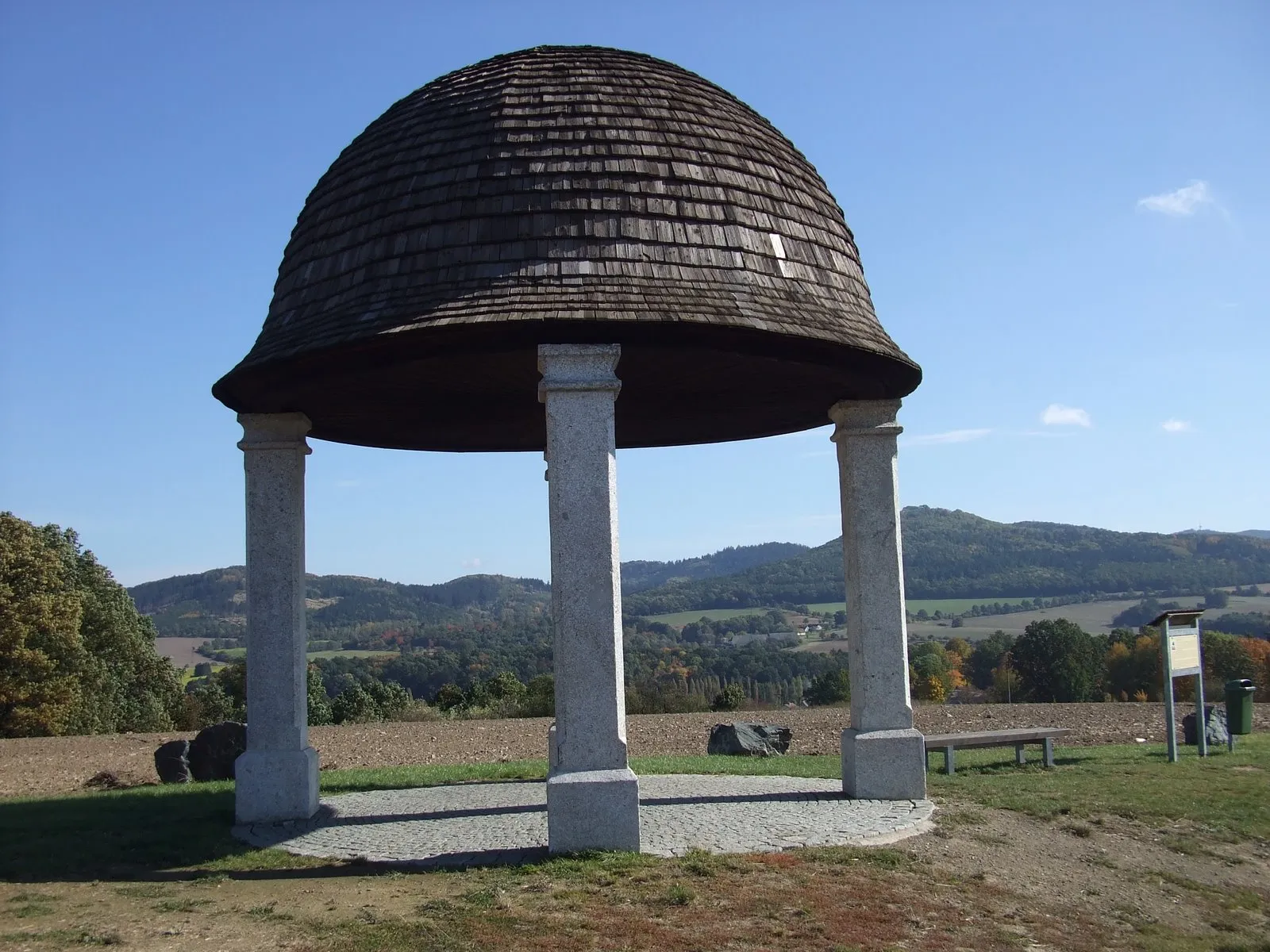 Photo showing: This shelter outside Kout na Šumavě symbolizes the hat of Cardinal Giuliano Cesarini, later Pontiff, who fled from the Battle of Domažlice in 1431, and lost his hat in the process.