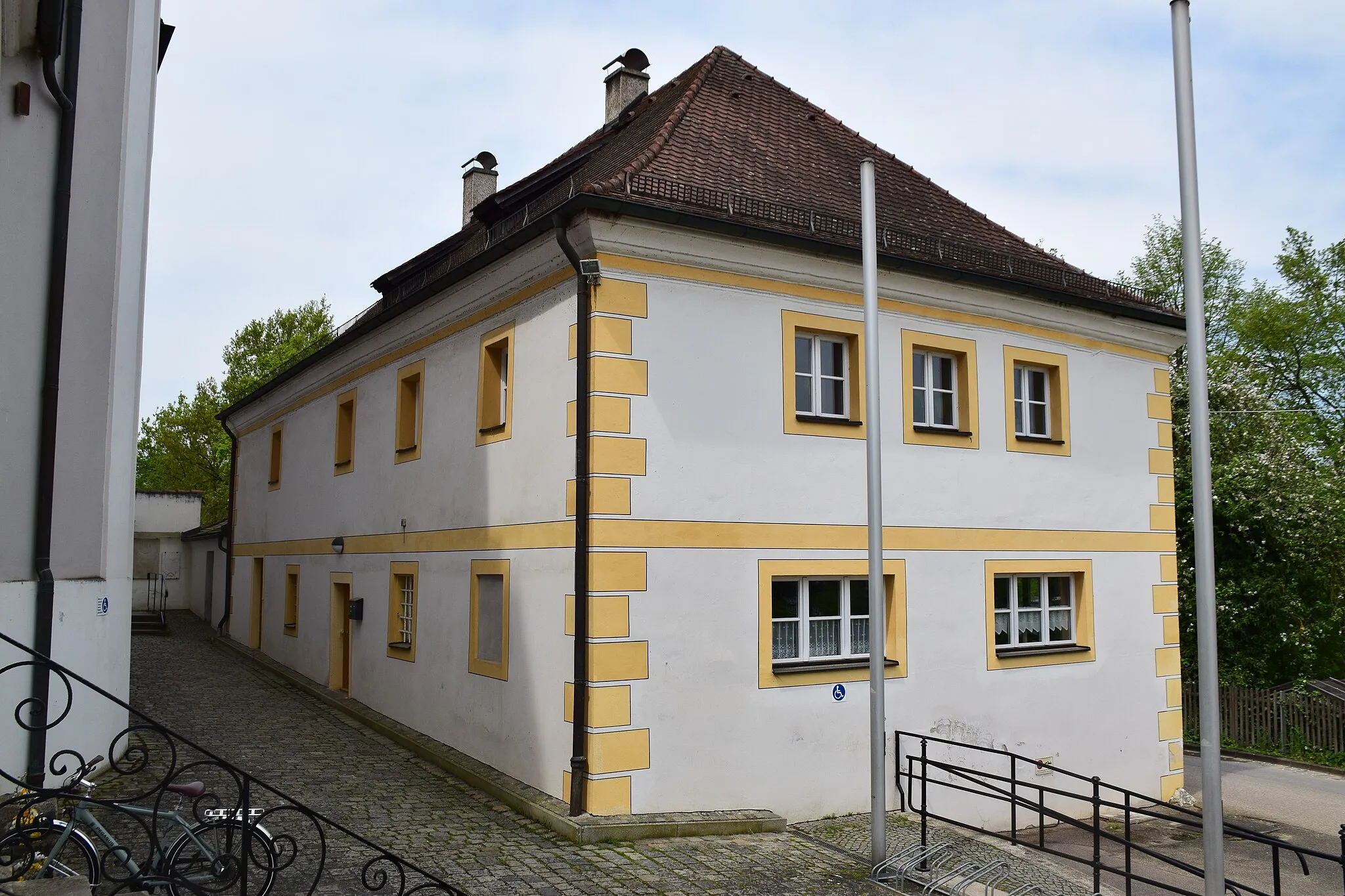 Photo showing: zweigeschossiger Walmdachbau