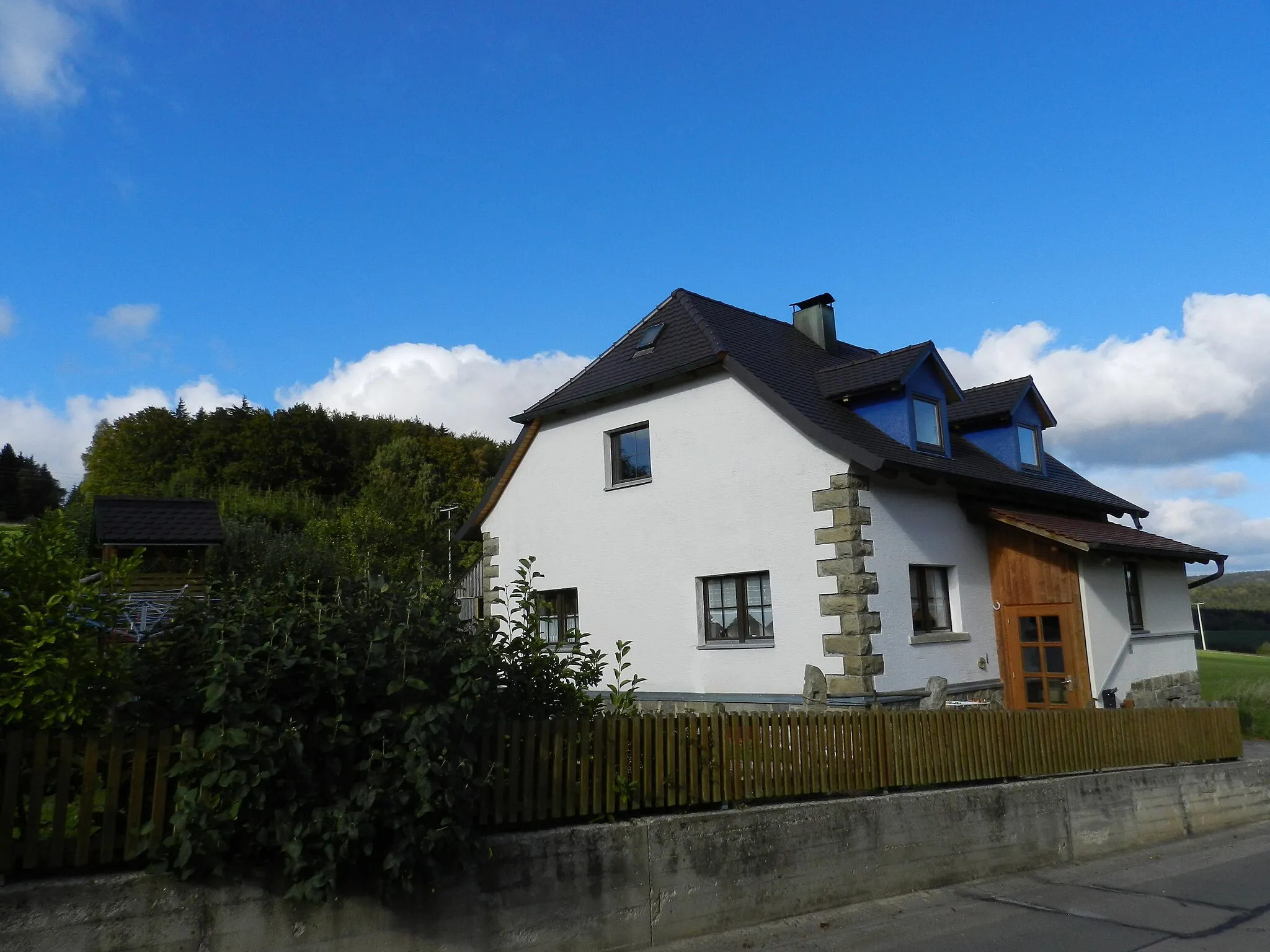 Photo showing: Ehemalige Unterkunft der Polizei in Ödmiesbach, teilweise baulich verändert, Gemeinde Teunz, Landkreis Schwandorf, Oberpfalz, Bayern (2011)