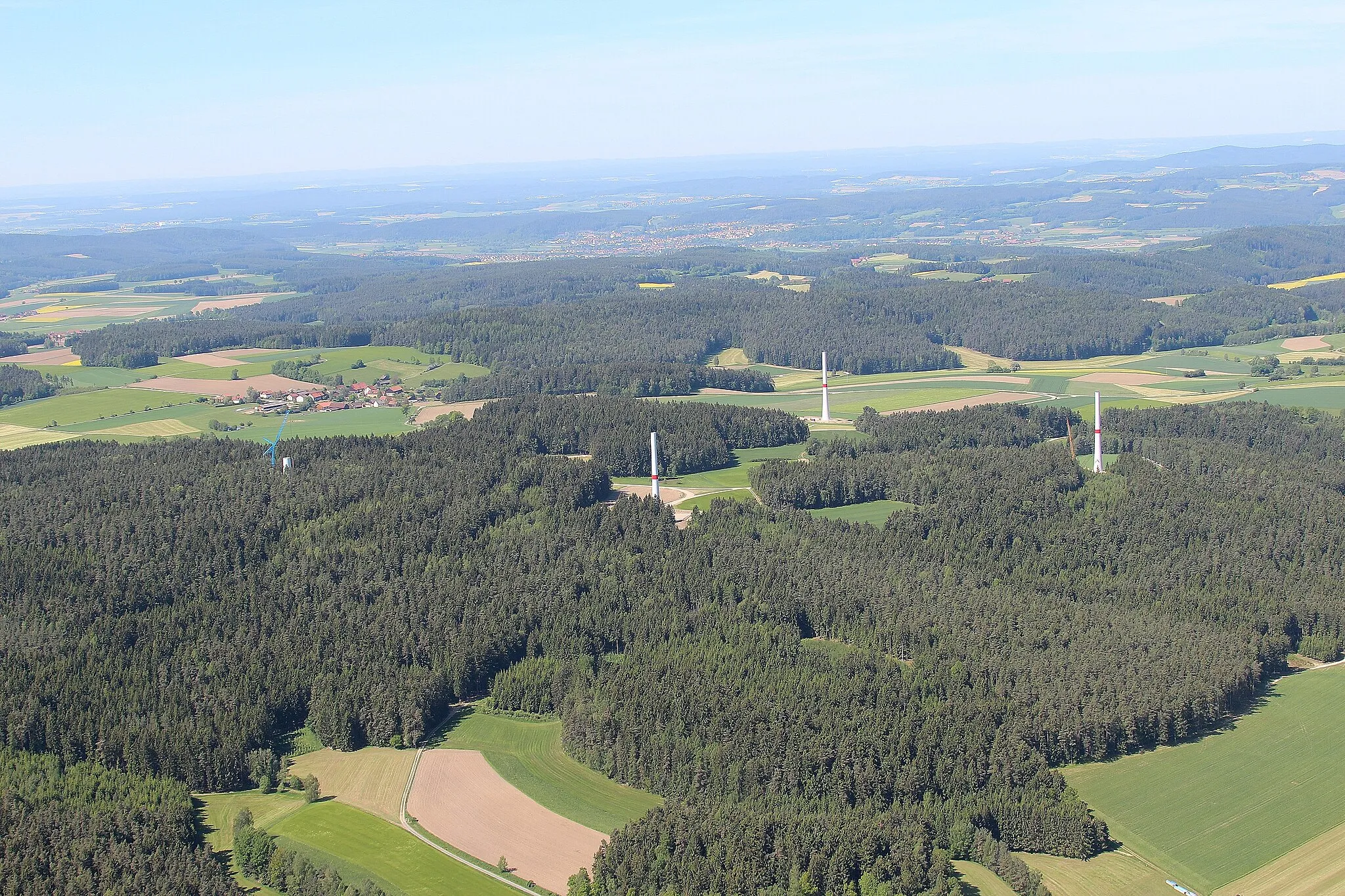 Photo showing: 2016 wurde mit dem Bau von 5 Windkraftanlagen bei Pamsendorf (Stadt Pfreimd) begonnen. Das Bild zeigt den Stand vom 22. Mai 2016, links im Bild die Ortschaft Trefnitz; Windpark Pamsendorf, Stadt Pfreimd, Landkreis Schwandorf, Oberpfalz, Bayern