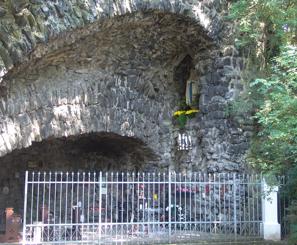 Photo showing: Die sogenannte Lourdesgrotte östlich von Waldsassen. Sie wurde der berühmten Grotte von Lourdes nachgebildet. (Foto von 2005)