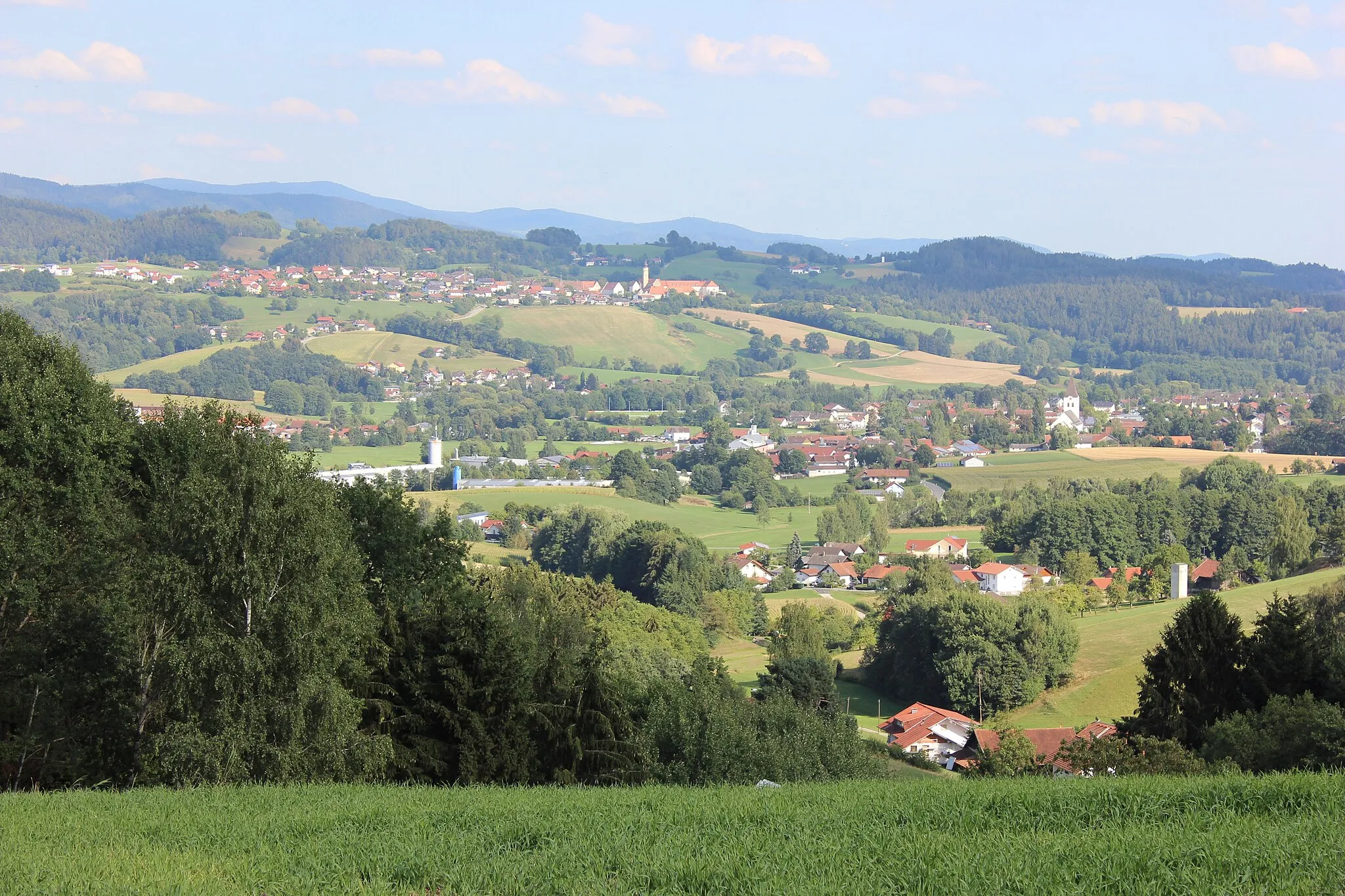 Photo showing: Blick von der kleinen Ortschaft Kleinlintach (Stadt Bogen) auf die Dörfer Hunderdorf (Vordergrund) und Windberg (Hintergrund); beide im Landkreis Straubing-Bogen.