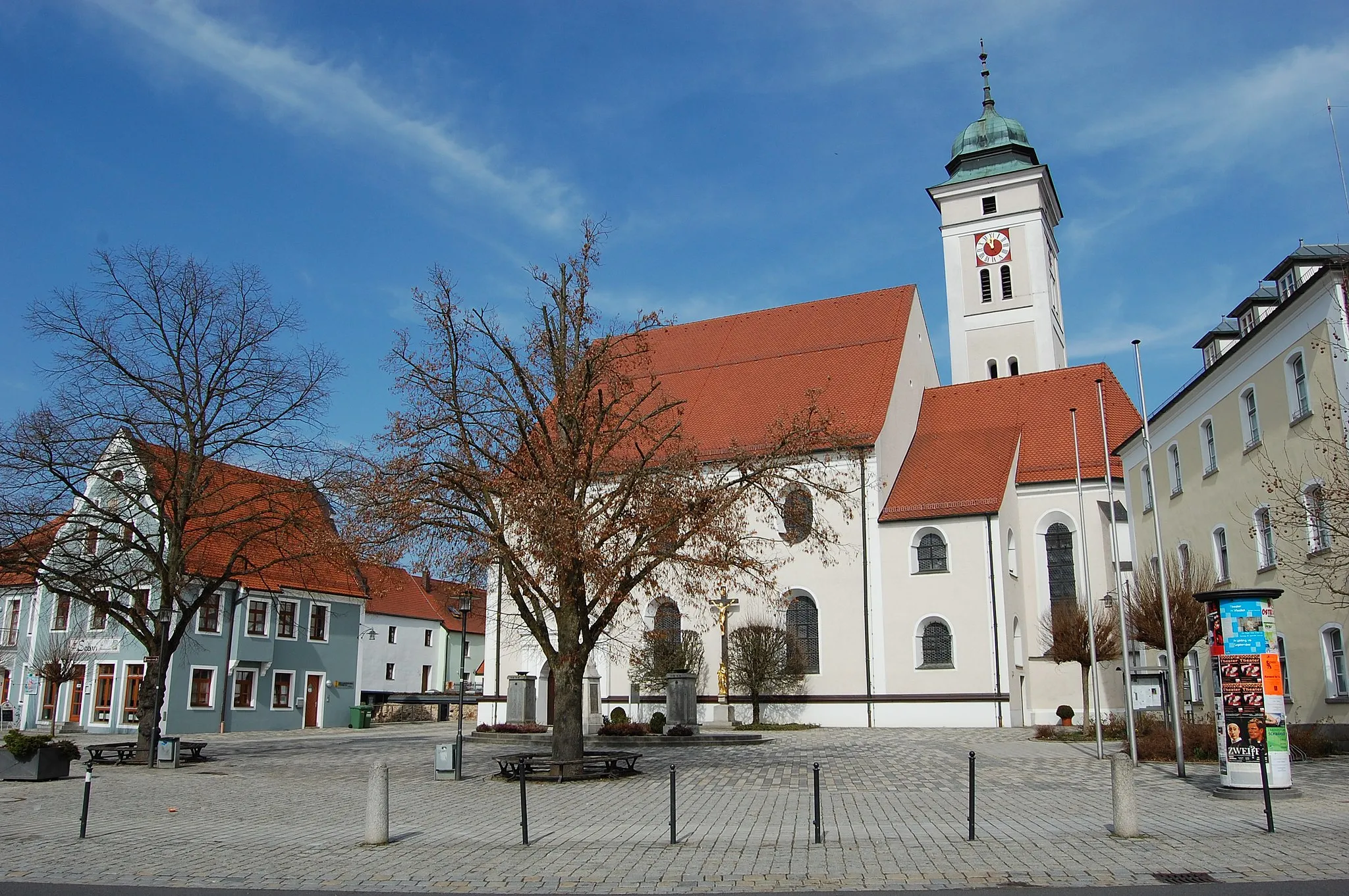 Photo showing: Marktplatz Pfreimd mit Stadtpfarrkirche (2010).
Die Stadt Pfreimd liegt am gleichnamigen Fluss Pfreimd, der hier in die Naab mündet.