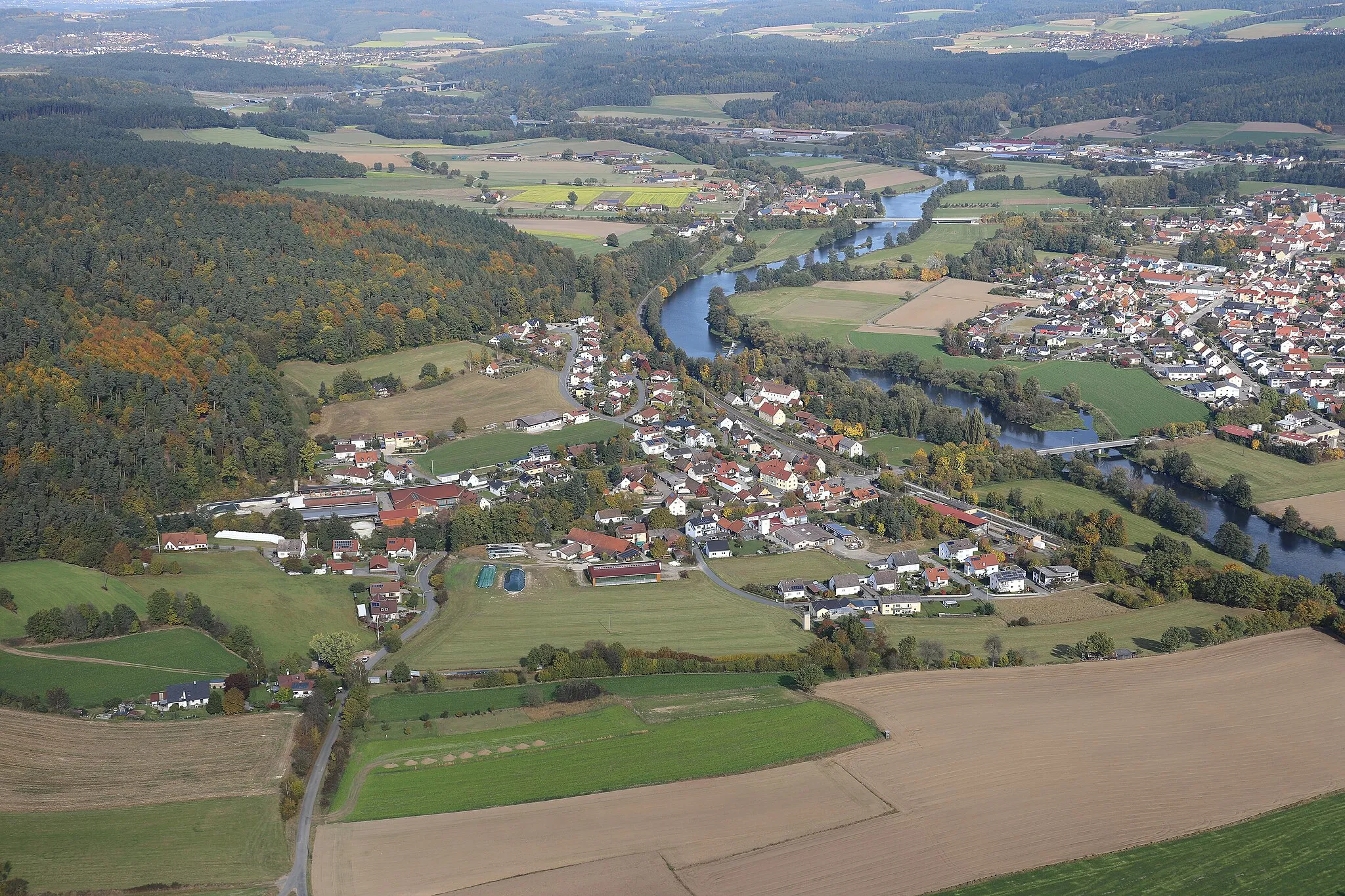 Photo showing: Untersteinbach (links) liegt am Fluss Naab. Die Stadt Pfreimd liegt auf der anderen Naabseite. Untersteinbach, Stadt Pfreimd, Landkreis Schwandorf, Oberpfalz, Bayern