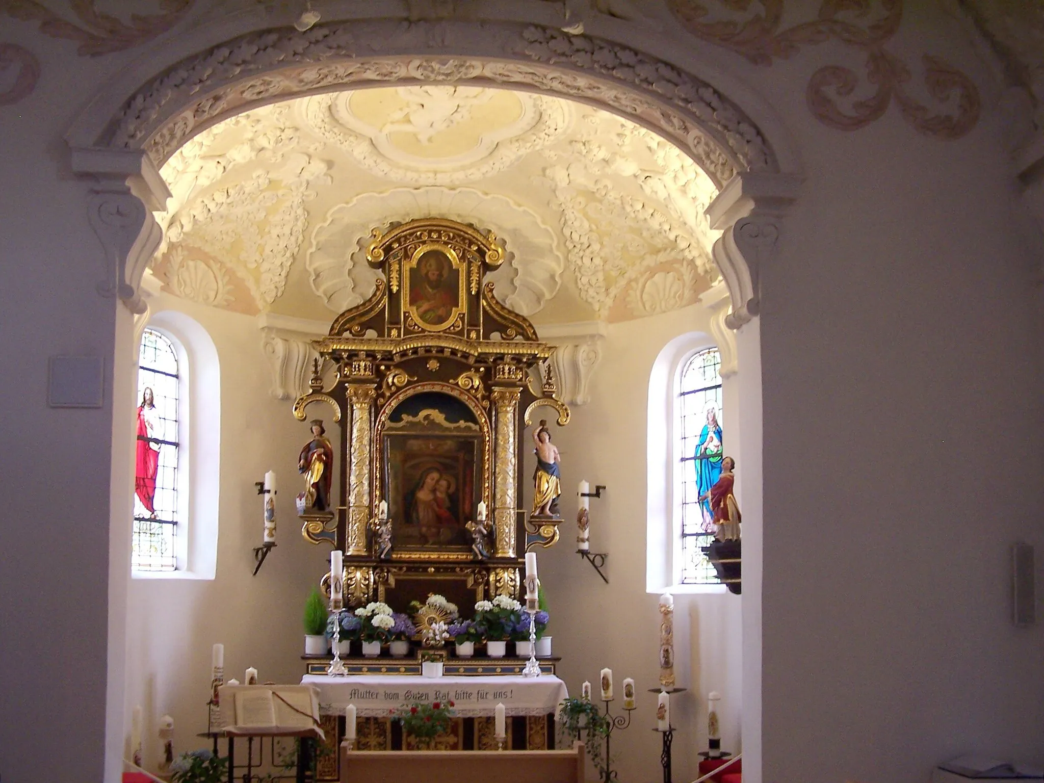 Photo showing: Wörth an der Isar. Landshuter Straße 55. Katholische Pfarrkirche St. Laurentius. Im barocken Schiff und Ostchor Stichkappentonne auf Gesimsstücken und Volutenkonsolen. Stuckaturen um 1680.