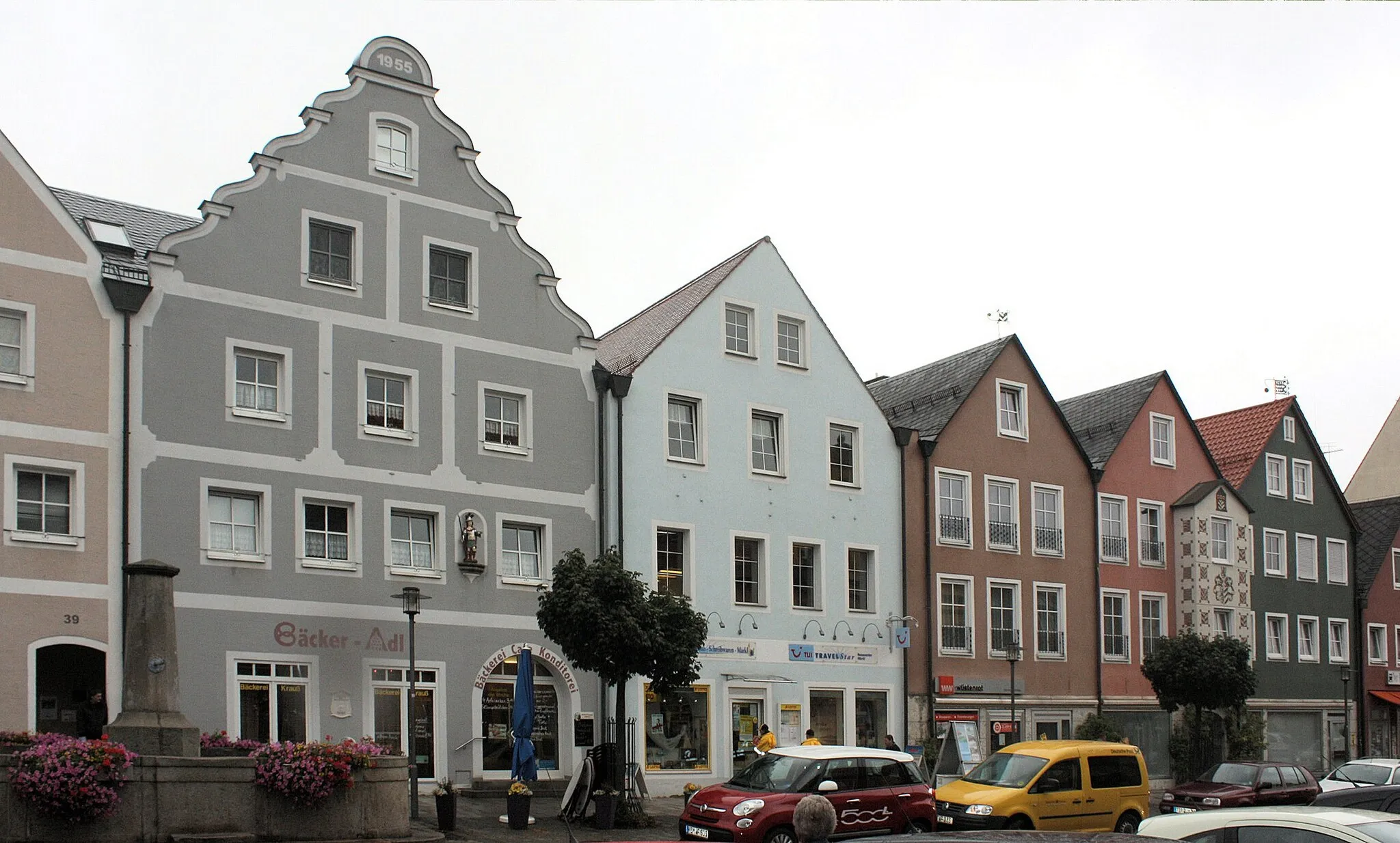Photo showing: Kemnath, a row of houses on the Stadtplatz, fountain
