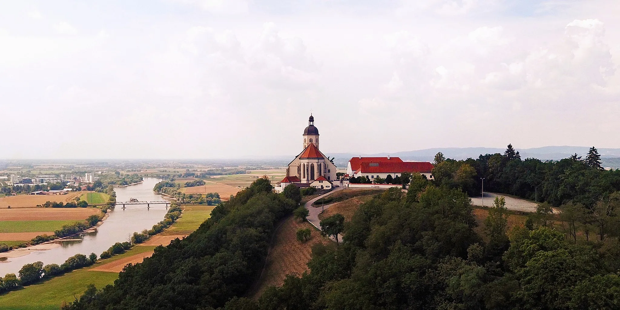 Photo showing: Die Wallfahrtskirche Mariä Himmelfahrt auf dem 432 Meter hohen Bogenberg nahe der niederbayerischen Stadt Bogen. Fotografiert aus der Luft mittels einer Drohne vom Modell DJI Mavic Pro.