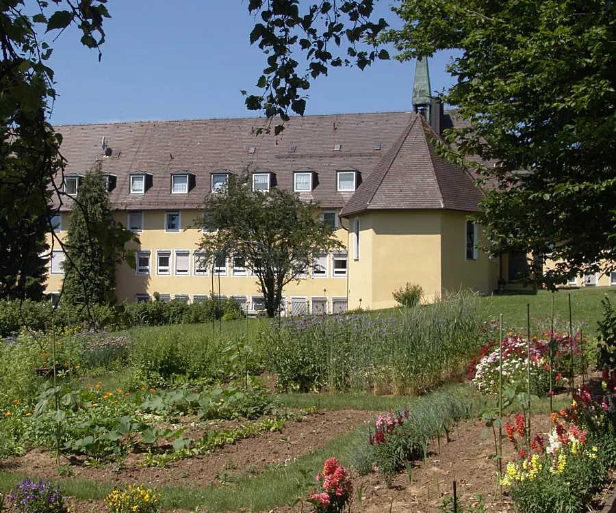 Photo showing: The convent Theresianum in Konnersreuth. In foreground the garden of the convent.