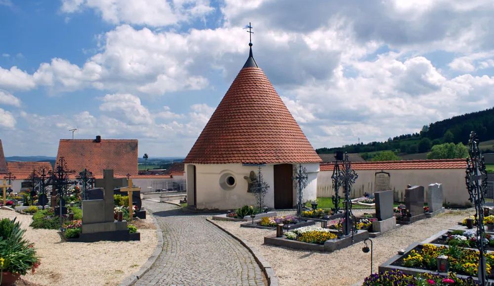 Photo showing: Romanische Kapelle auf dem Friedhof in Rottendorf, Schmidgaden