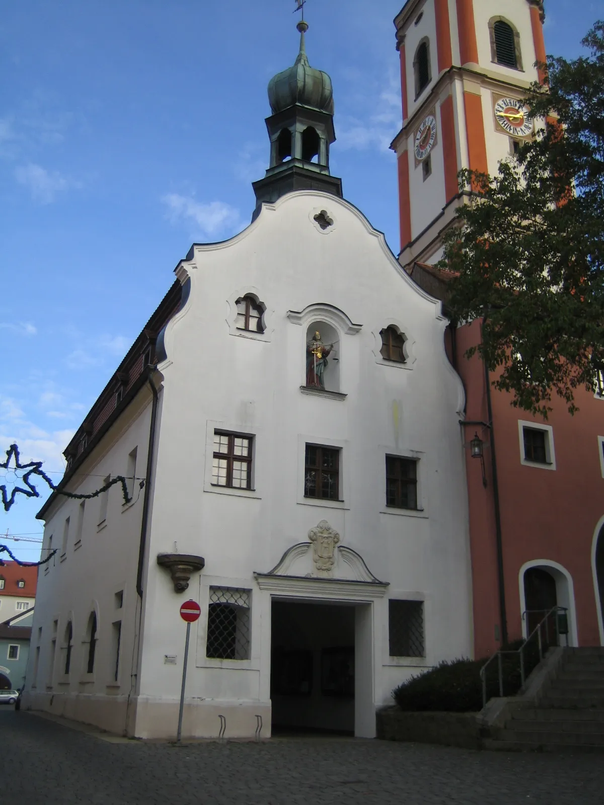 Photo showing: Inhalt: Altes Rathaus Roding Neubau 1661 im Renaissancestil, in der 2. Hälfte des 18. Jahrhunderts im Barockstil auf- und ausgebaut. Barocker Schweifgiebel. Erstellt von Denis Apel / http://www.stardado.de
Datum: 11.11.2008