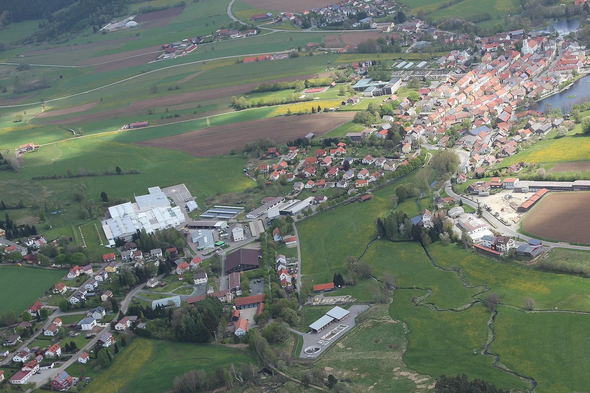 Photo showing: Schönsee (links: Firma Irlbacher Blickpunkt Glas, Raiffeisen - rechts Fluss Ascha), Landkreis Schwandorf, Oberpfalz, Bayern (2015)