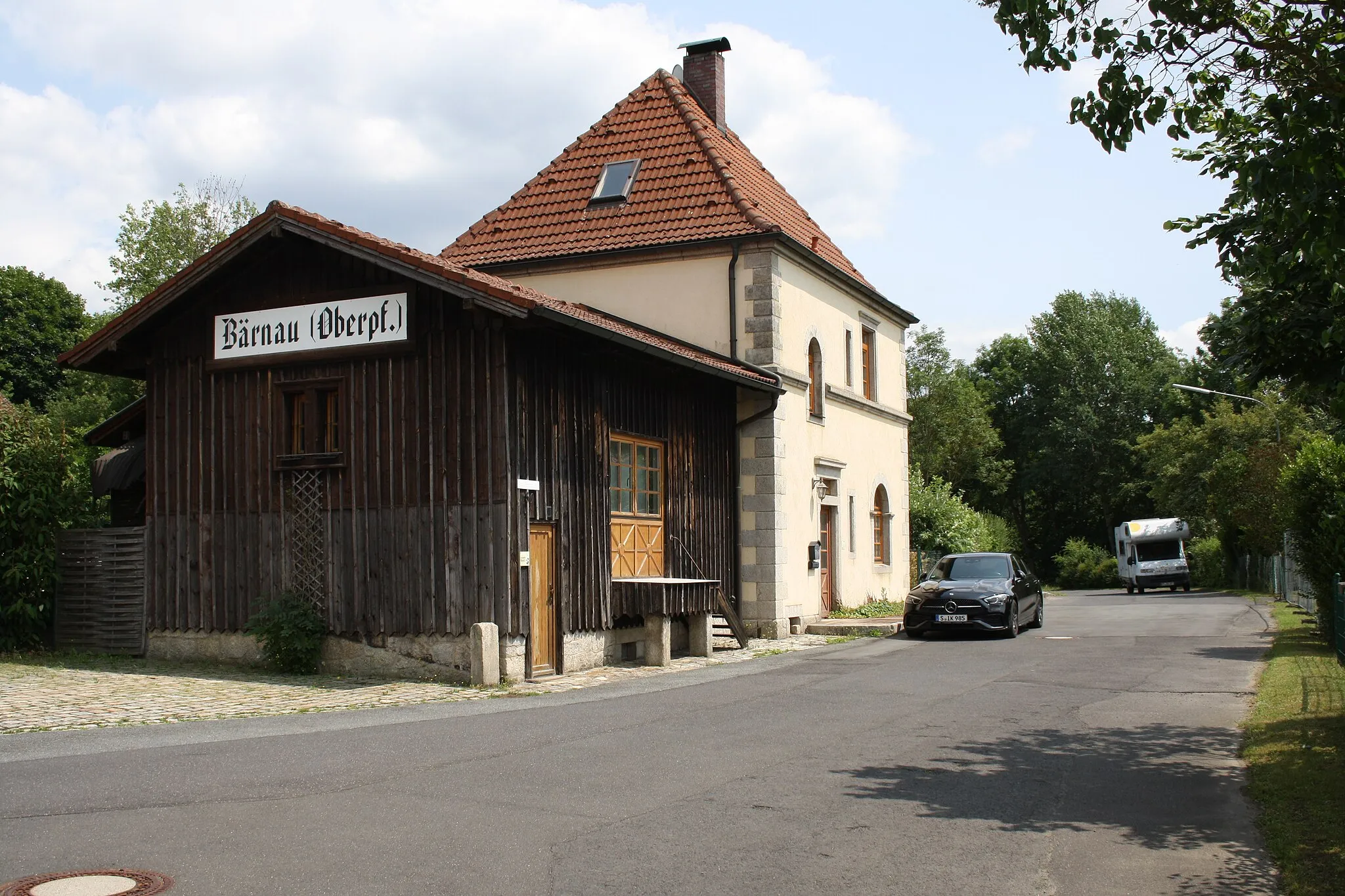 Photo showing: Ehemaliges Empfangsgebäude und Güterschuppen in Bärnau