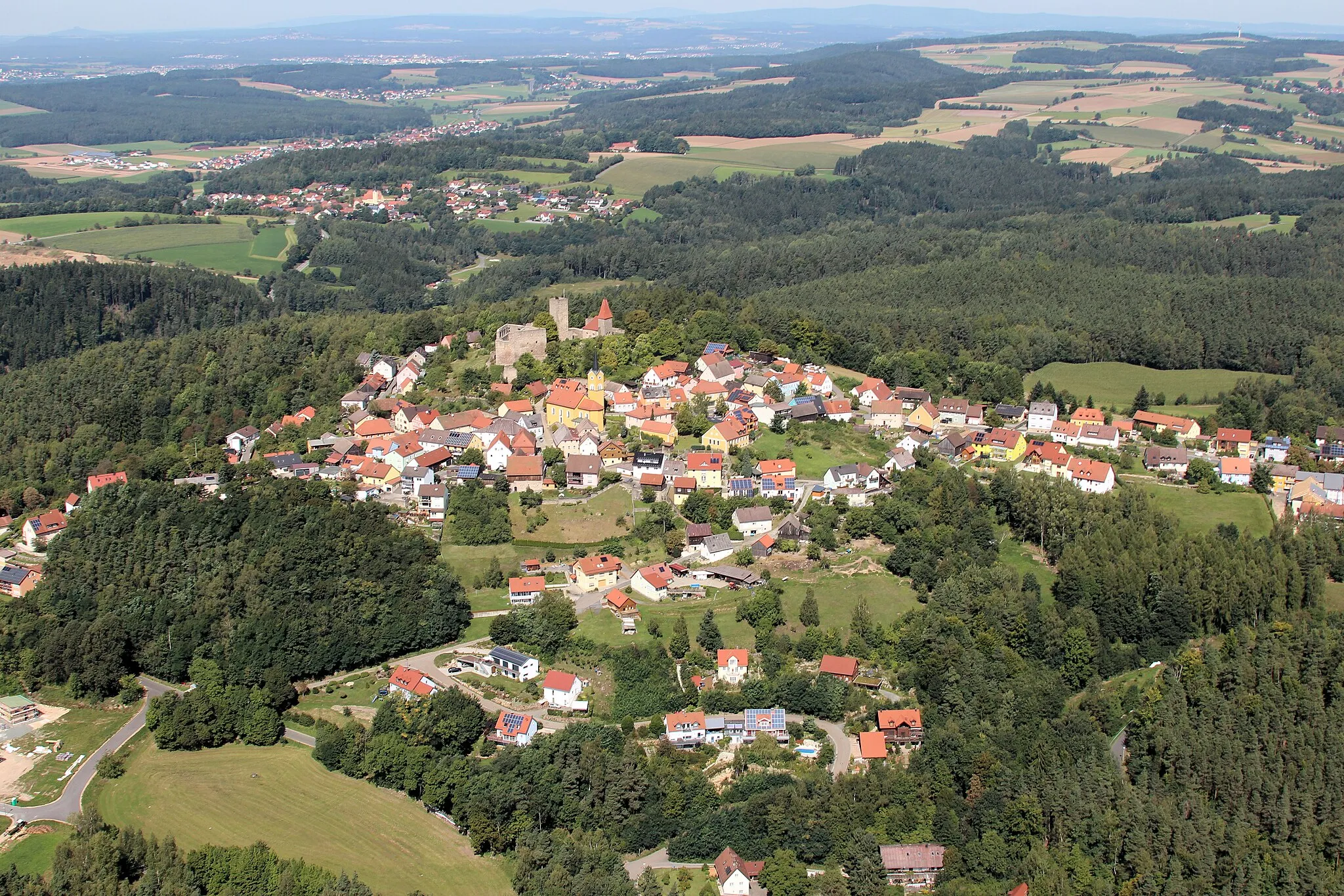 Photo showing: Leuchtenberg, im Hintergrund Michldorf und Irchenrieth: Leuchtenberg, Landkreis Neustadt an der Waldnaab, Oberpfalz, Bayern