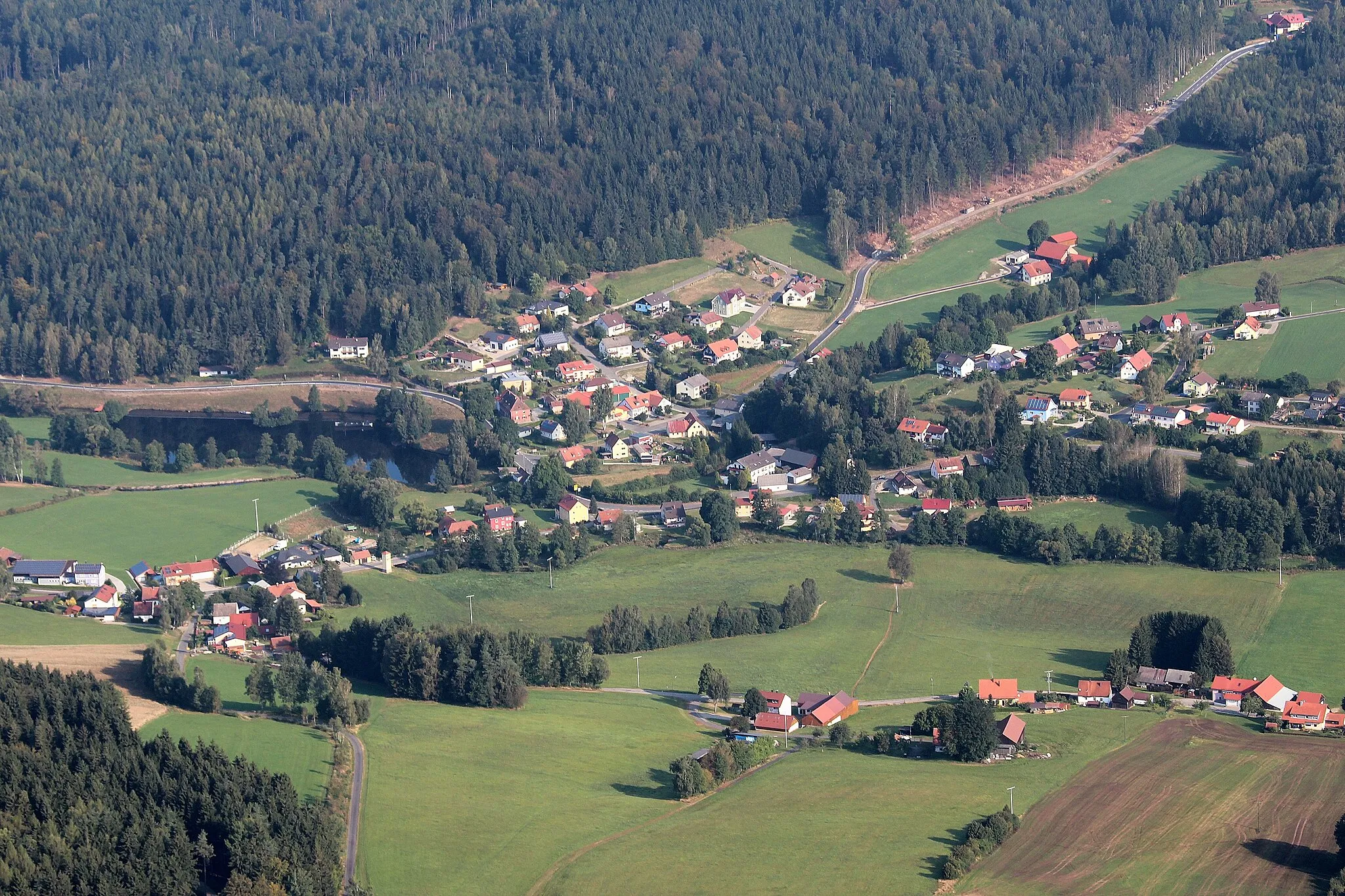 Photo showing: Georgenberg (Bildmitte) mit Zottbach, Faislbach (linker Bildrand); Landkreis Neustadt an der Waldnaab, Oberpfalz, Bayern