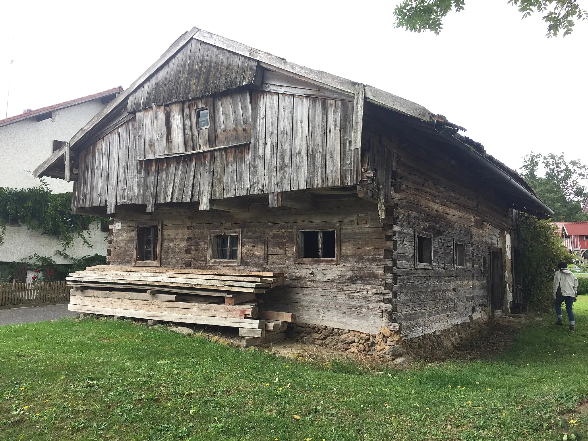 Photo showing: Süd-Westansicht, Ehemaliges Kleinbauernhaus Kager 8 (Alte Hausnummer auf Tür: Kager 3)