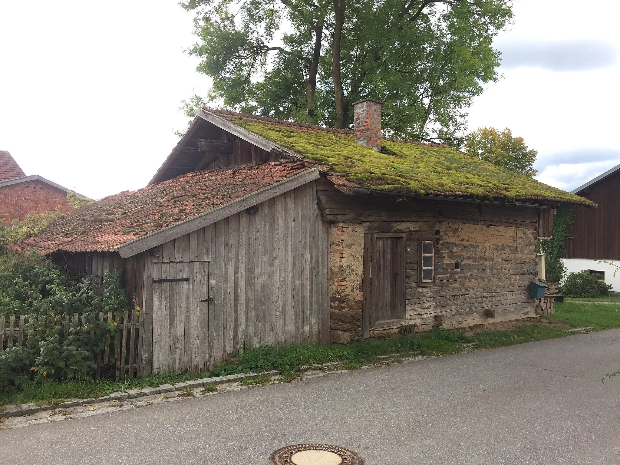 Photo showing: Straßen-(Nordost)-Ansicht Ehemaliges Kleinbauernhaus Kager 8 (Alte Hausnummer auf Tür: Kager 3)