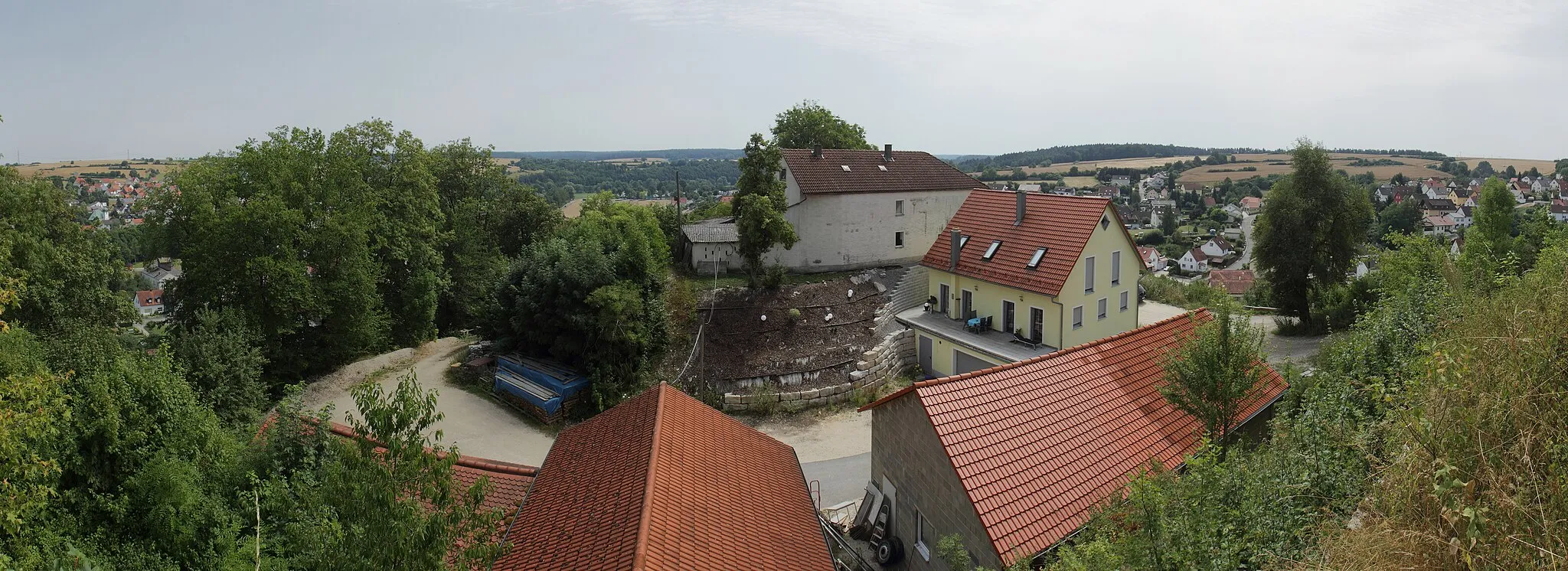 Photo showing: Burgstall Rieden - Blick über den breiten Hauptgraben in Richtung Kernburg (August 2013)