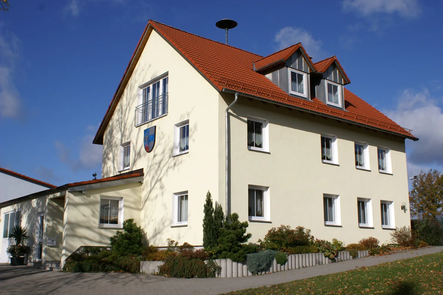 Photo showing: Das Rathaus der Gemeinde Bechtsrieth, fotografiert von Südosten