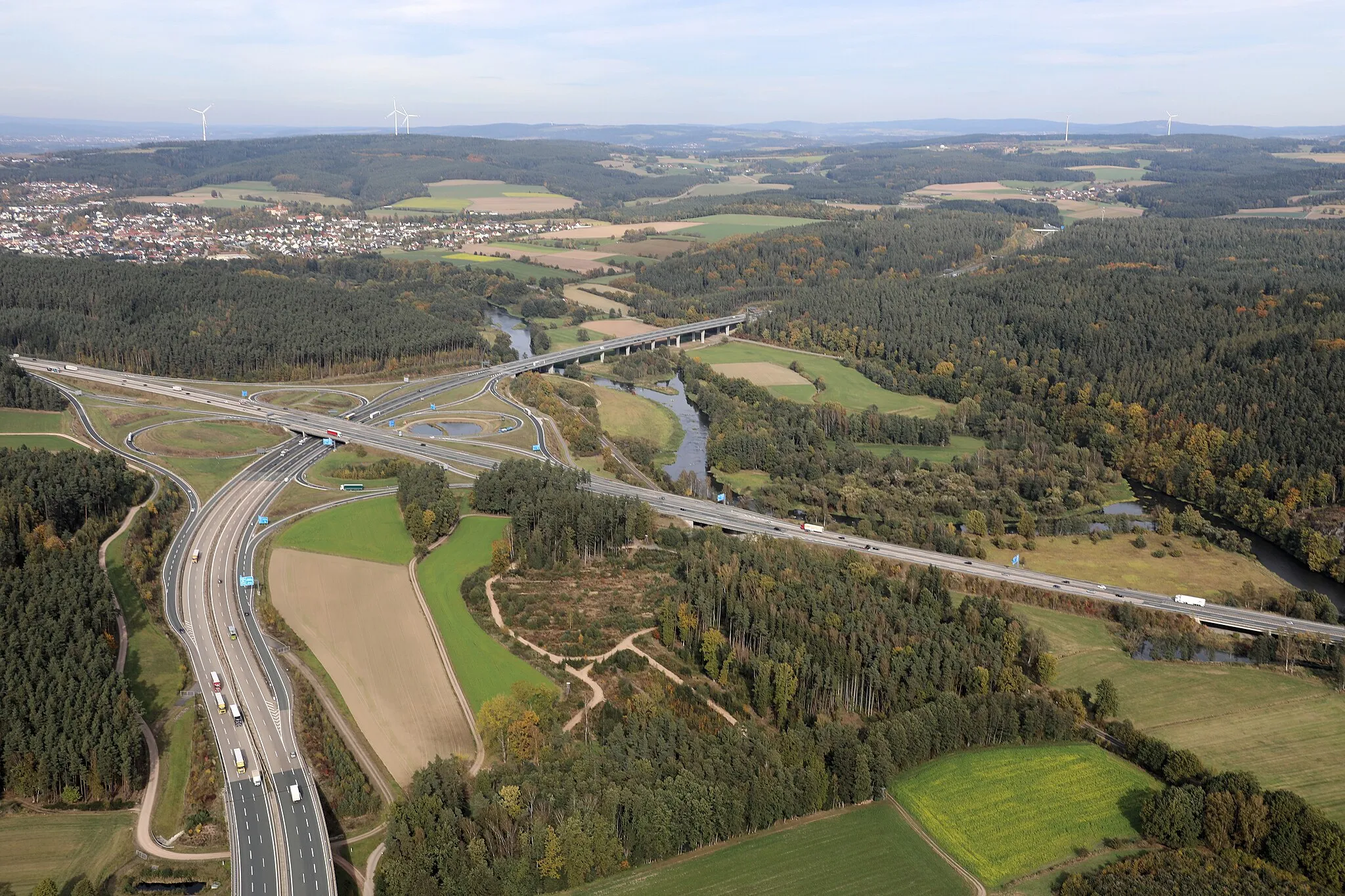 Photo showing: Autobahnkreuz Oberpfälzer Wald, im Hintergrund Wernberg. Hier kreuzen die Bundesautobahn 93 (Regensburg - Hof) und Bundesautobahn 6 (Nürnberg - Prag). In der Bildmitte ist der Fluss Naab zu sehen.
