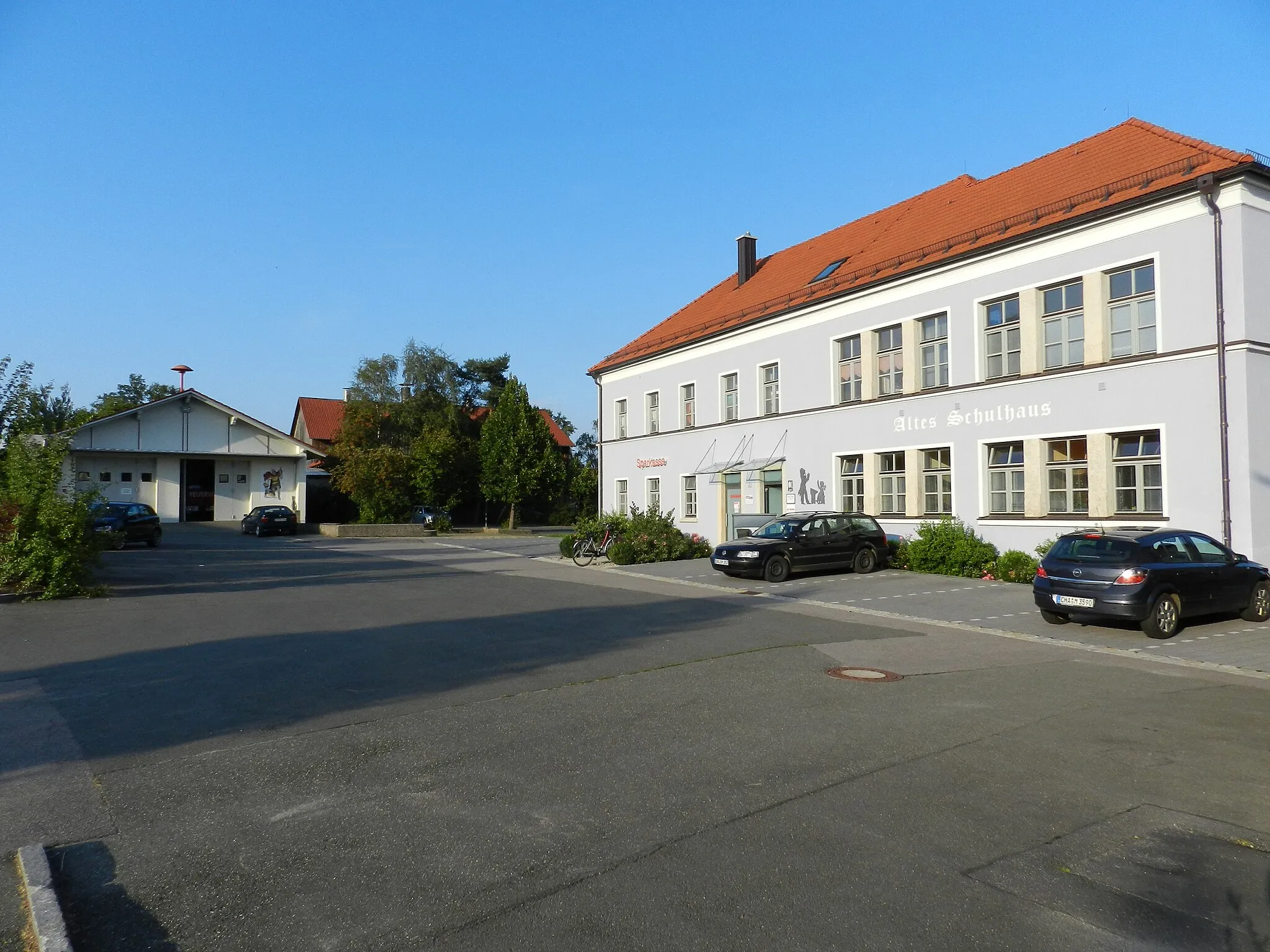 Photo showing: Schönthal, Landkreis Cham, Oberpfalz, Bayern, Altes Schulhaus, Feuerwehrhaus (links) (2011)