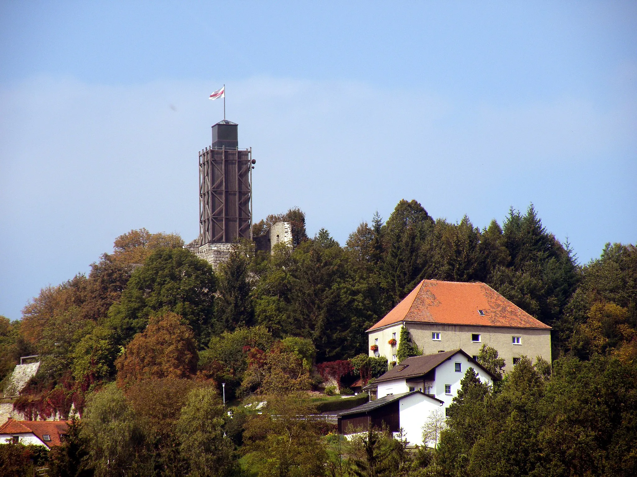 Photo showing: Aussichtsturm auf der Burgruine Brennberg, im Vordergrund der alte Getreidespeicher welcher heute als Wohnhaus dient.